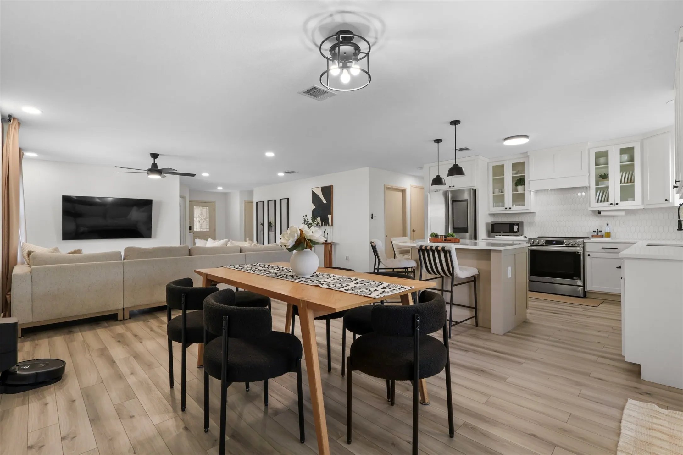 Single Family Residence For Rent in Kaufman County , 2031 Lake Trail Drive, Heartland, Texas 75126, 3 Bedroom, 2 Bathroom, 2 Garage spaces, 1,658 Sqft, built in 2007, mls#21322783, Real Estate Agent in Heartland, Homes For Rent in Kaufman county, Homes For Rent in Heartland, Realtor in Heartland Texas, Real Estate Brokerage Independent Realty Texas, Luminita Cordes Realtor