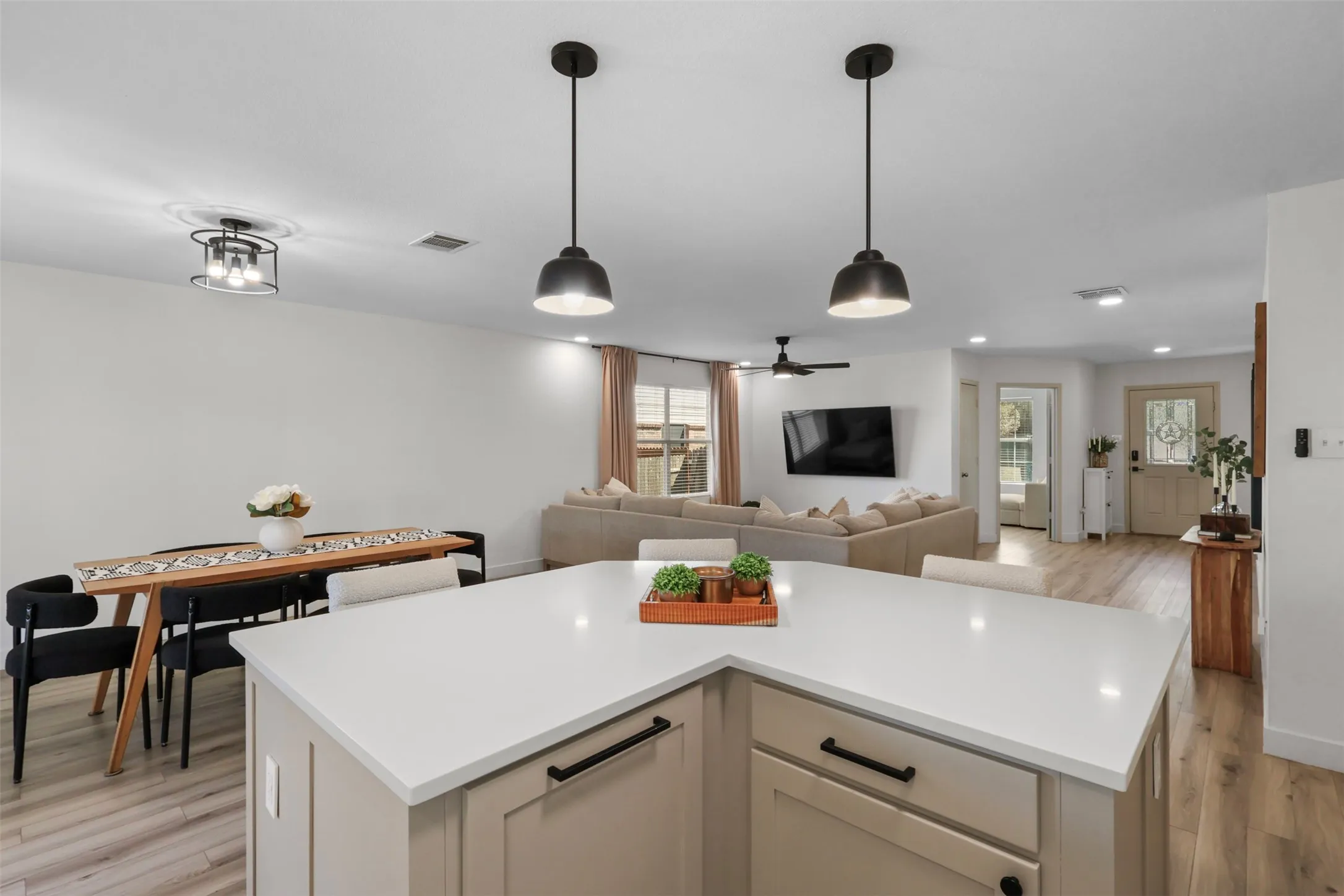 Single Family Residence For Rent in Kaufman County , 2031 Lake Trail Drive, Heartland, Texas 75126, 3 Bedroom, 2 Bathroom, 2 Garage spaces, 1,658 Sqft, built in 2007, mls#21322783, Real Estate Agent in Heartland, Homes For Rent in Kaufman county, Homes For Rent in Heartland, Realtor in Heartland Texas, Real Estate Brokerage Independent Realty Texas, Luminita Cordes Realtor