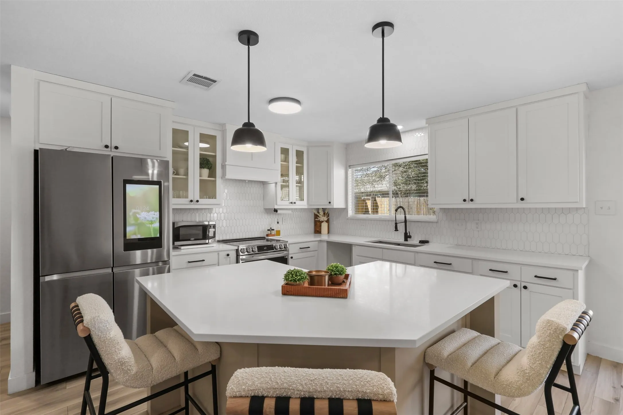 Single Family Residence For Rent in Kaufman County , 2031 Lake Trail Drive, Heartland, Texas 75126, 3 Bedroom, 2 Bathroom, 2 Garage spaces, 1,658 Sqft, built in 2007, mls#21322783, Real Estate Agent in Heartland, Homes For Rent in Kaufman county, Homes For Rent in Heartland, Realtor in Heartland Texas, Real Estate Brokerage Independent Realty Texas, Luminita Cordes Realtor