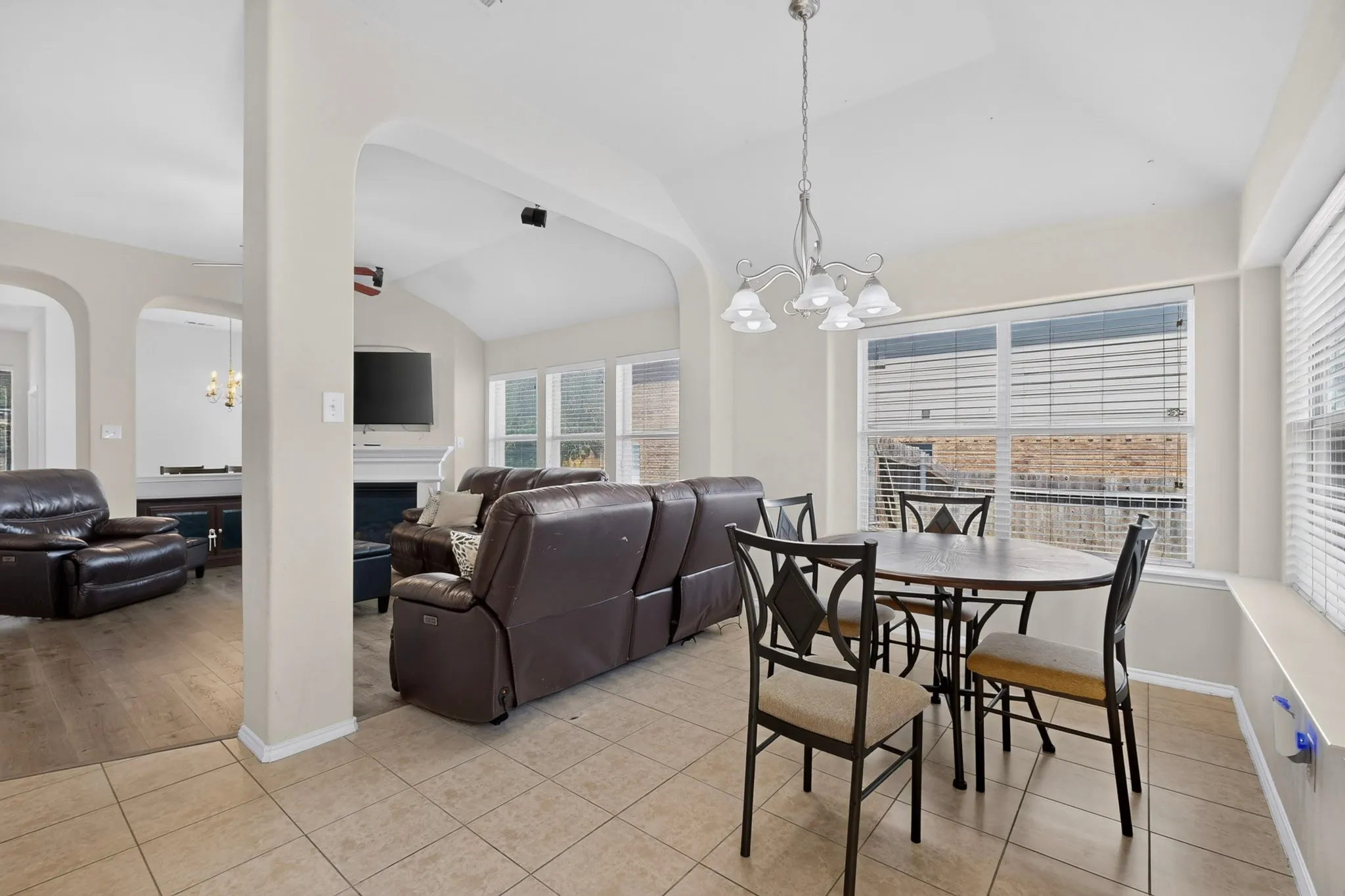 Single Family Residence For Sale in Dallas County , 404 Castle Street, De Soto, Texas 75115, 3 Bedroom, 2 Bathroom, 2 Garage spaces, 1,897 Sqft, built in 2008, mls#21317257, Real Estate Agent in De Soto, Homes For Sale in Dallas county, Homes For Sale in De Soto, Realtor in De Soto Texas, Real Estate Brokerage Independent Realty Texas, Luminita Cordes Realtor