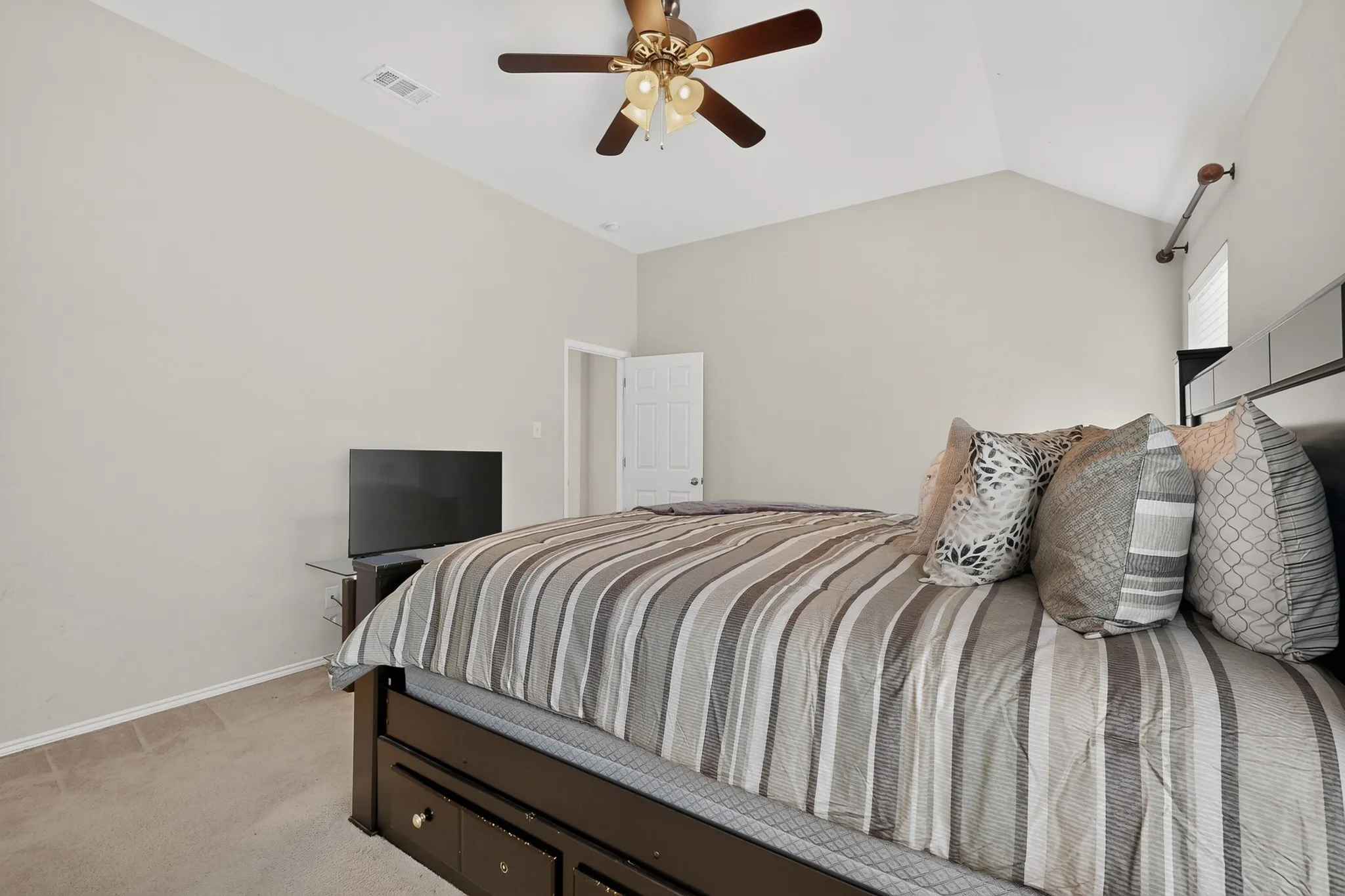 Single Family Residence For Sale in Dallas County , 404 Castle Street, De Soto, Texas 75115, 3 Bedroom, 2 Bathroom, 2 Garage spaces, 1,897 Sqft, built in 2008, mls#21317257, Real Estate Agent in De Soto, Homes For Sale in Dallas county, Homes For Sale in De Soto, Realtor in De Soto Texas, Real Estate Brokerage Independent Realty Texas, Luminita Cordes Realtor