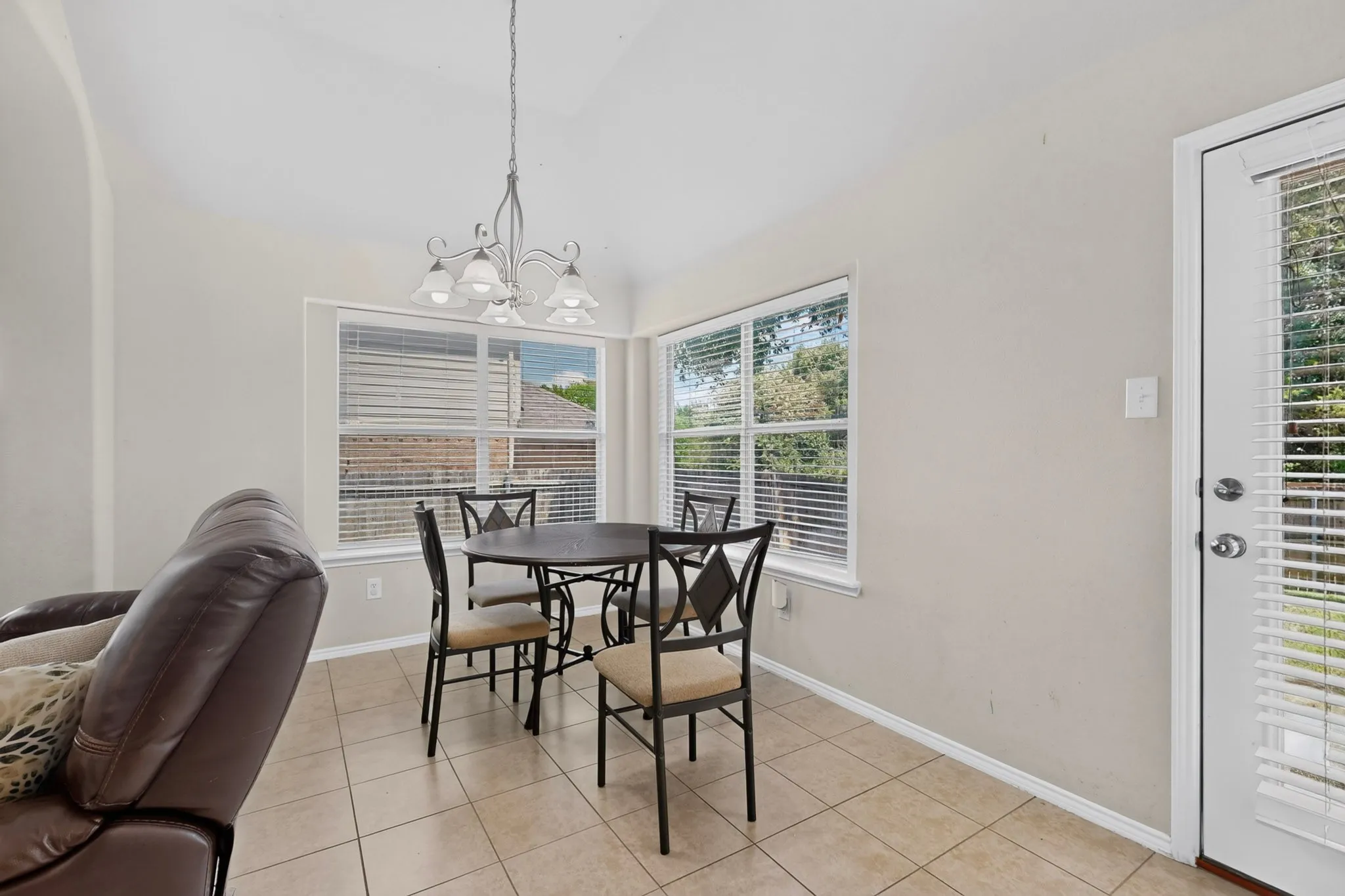 Single Family Residence For Sale in Dallas County , 404 Castle Street, De Soto, Texas 75115, 3 Bedroom, 2 Bathroom, 2 Garage spaces, 1,897 Sqft, built in 2008, mls#21317257, Real Estate Agent in De Soto, Homes For Sale in Dallas county, Homes For Sale in De Soto, Realtor in De Soto Texas, Real Estate Brokerage Independent Realty Texas, Luminita Cordes Realtor