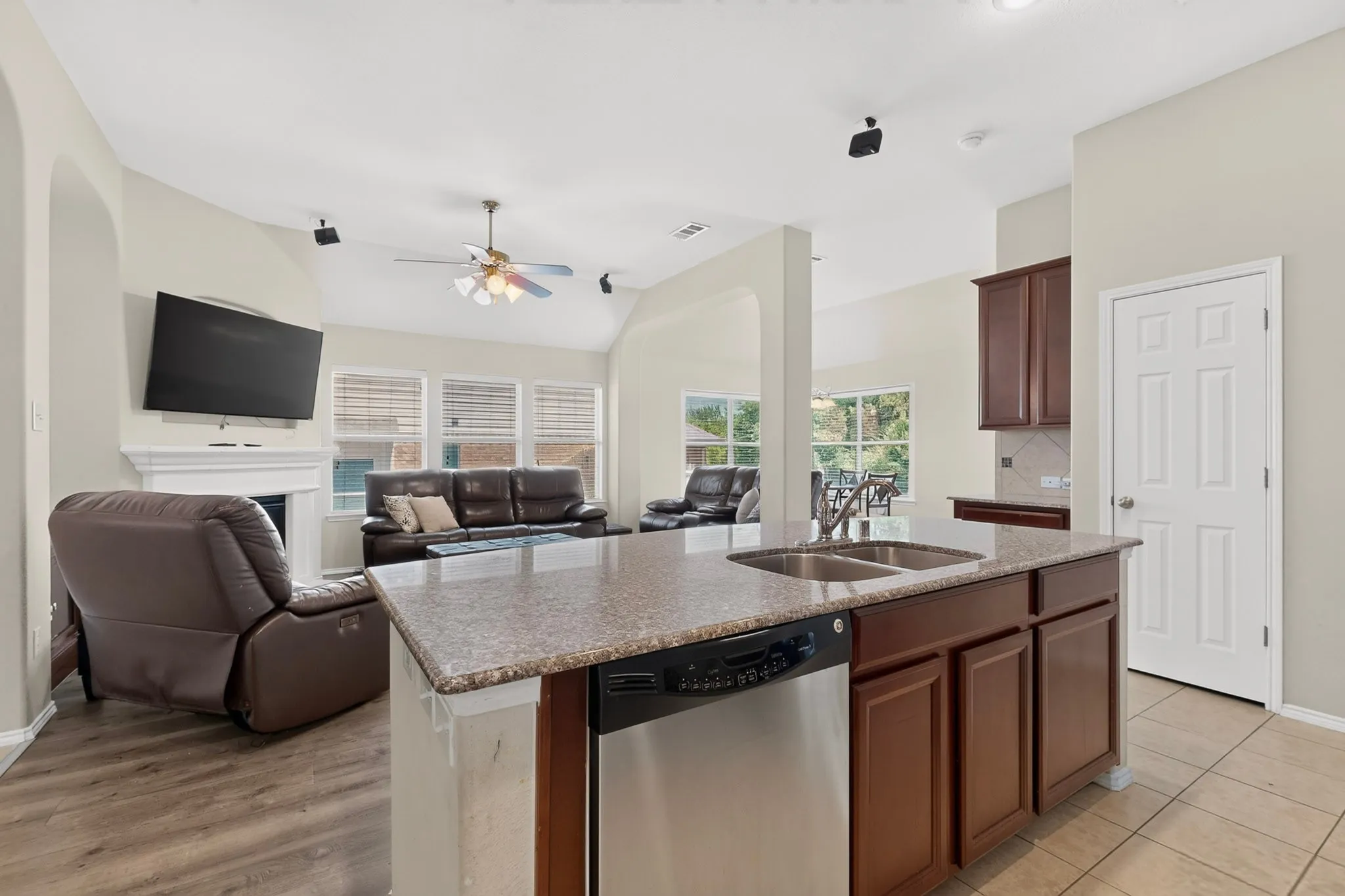 Single Family Residence For Sale in Dallas County , 404 Castle Street, De Soto, Texas 75115, 3 Bedroom, 2 Bathroom, 2 Garage spaces, 1,897 Sqft, built in 2008, mls#21317257, Real Estate Agent in De Soto, Homes For Sale in Dallas county, Homes For Sale in De Soto, Realtor in De Soto Texas, Real Estate Brokerage Independent Realty Texas, Luminita Cordes Realtor