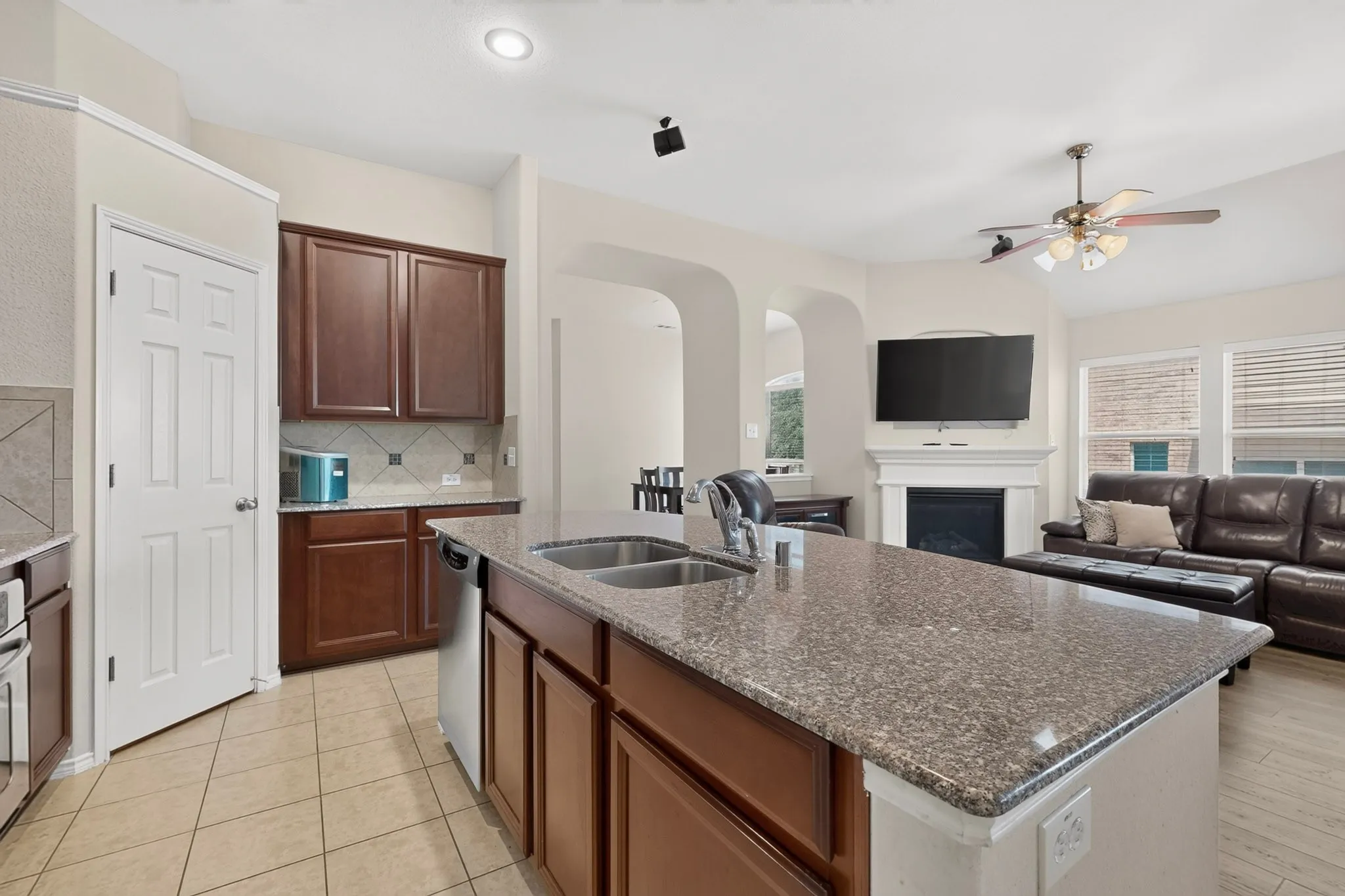 Single Family Residence For Sale in Dallas County , 404 Castle Street, De Soto, Texas 75115, 3 Bedroom, 2 Bathroom, 2 Garage spaces, 1,897 Sqft, built in 2008, mls#21317257, Real Estate Agent in De Soto, Homes For Sale in Dallas county, Homes For Sale in De Soto, Realtor in De Soto Texas, Real Estate Brokerage Independent Realty Texas, Luminita Cordes Realtor