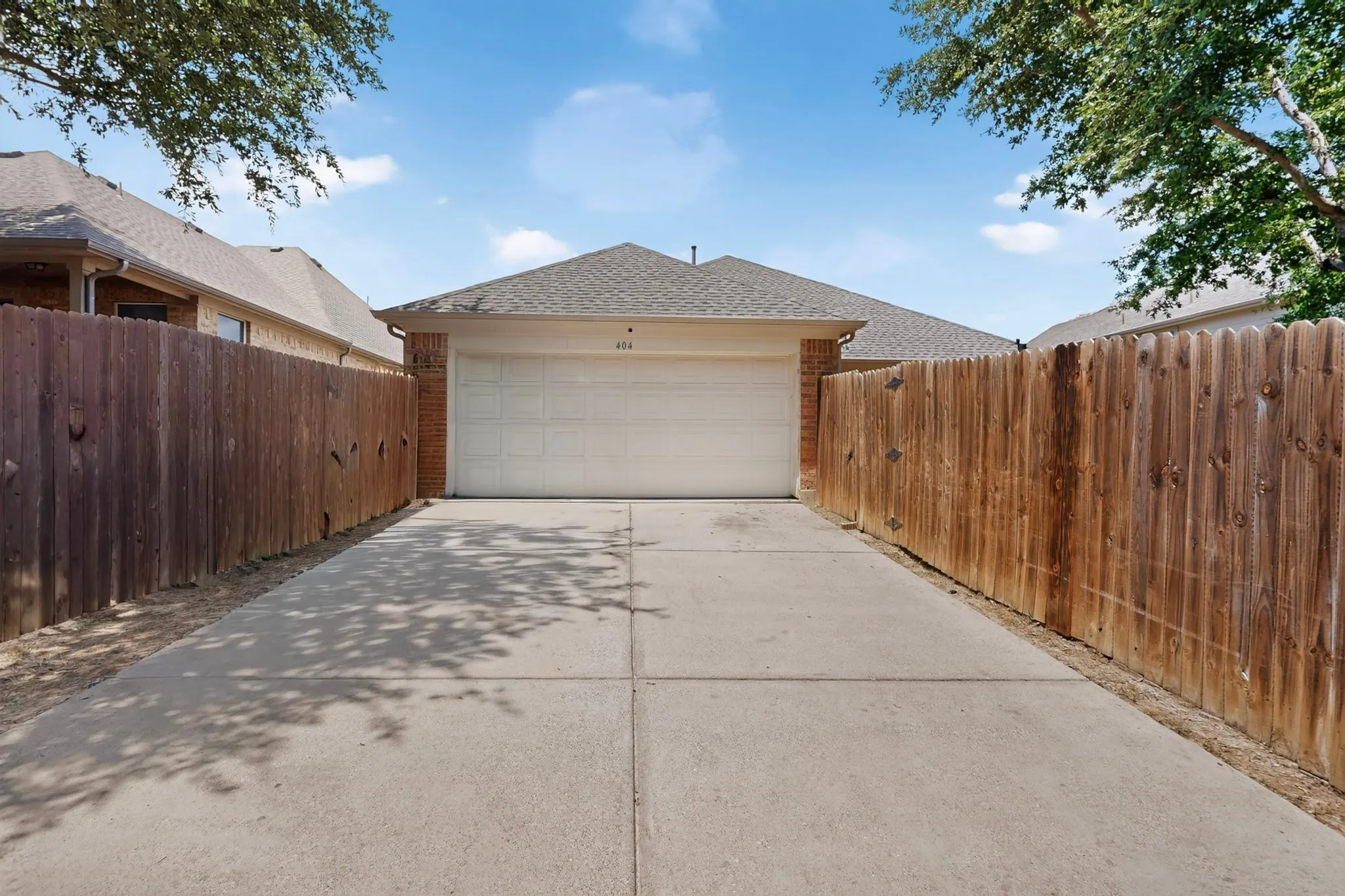 Single Family Residence For Sale in Dallas County , 404 Castle Street, De Soto, Texas 75115, 3 Bedroom, 2 Bathroom, 2 Garage spaces, 1,897 Sqft, built in 2008, mls#21317257, Real Estate Agent in De Soto, Homes For Sale in Dallas county, Homes For Sale in De Soto, Realtor in De Soto Texas, Real Estate Brokerage Independent Realty Texas, Luminita Cordes Realtor