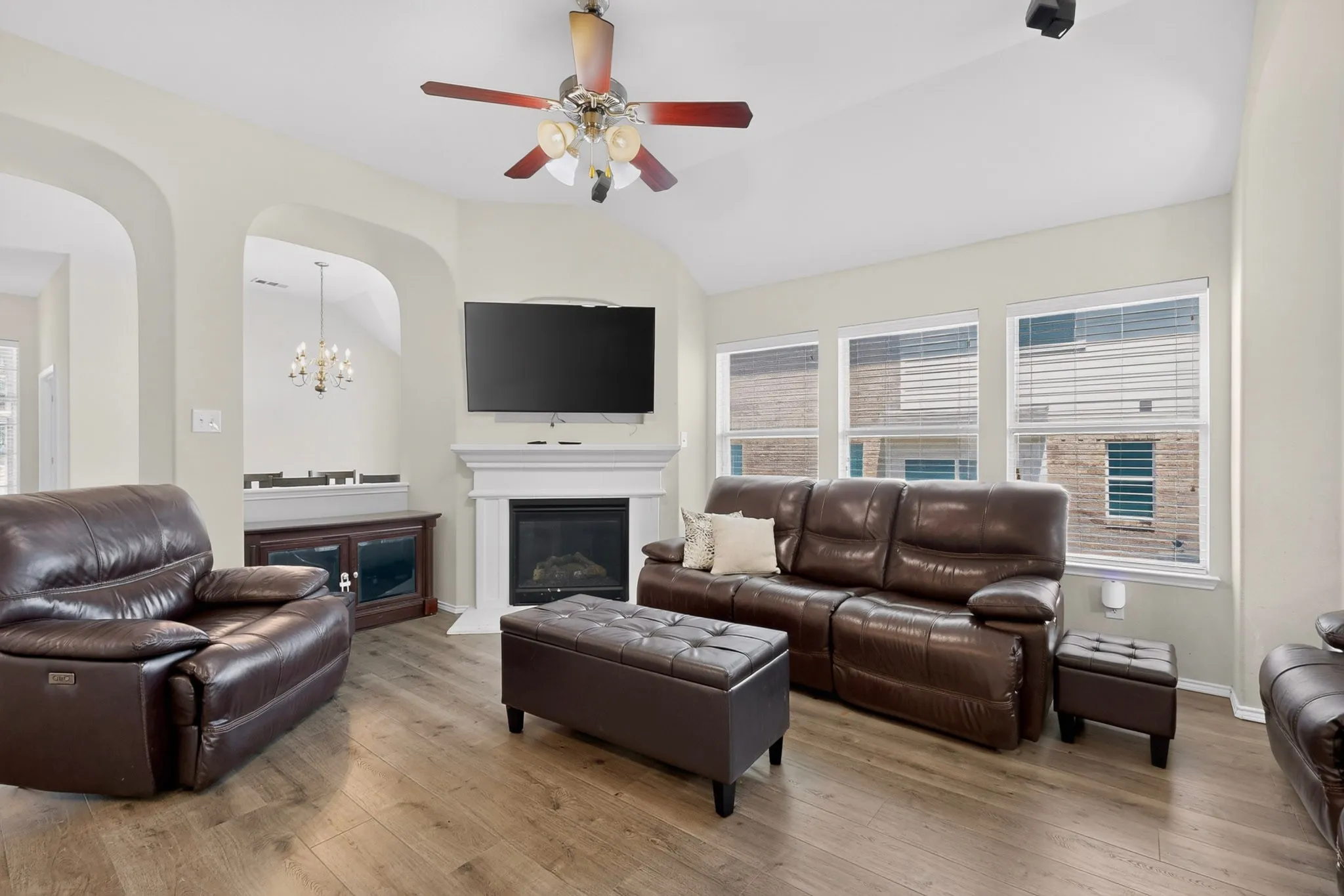 Single Family Residence For Sale in Dallas County , 404 Castle Street, De Soto, Texas 75115, 3 Bedroom, 2 Bathroom, 2 Garage spaces, 1,897 Sqft, built in 2008, mls#21317257, Real Estate Agent in De Soto, Homes For Sale in Dallas county, Homes For Sale in De Soto, Realtor in De Soto Texas, Real Estate Brokerage Independent Realty Texas, Luminita Cordes Realtor