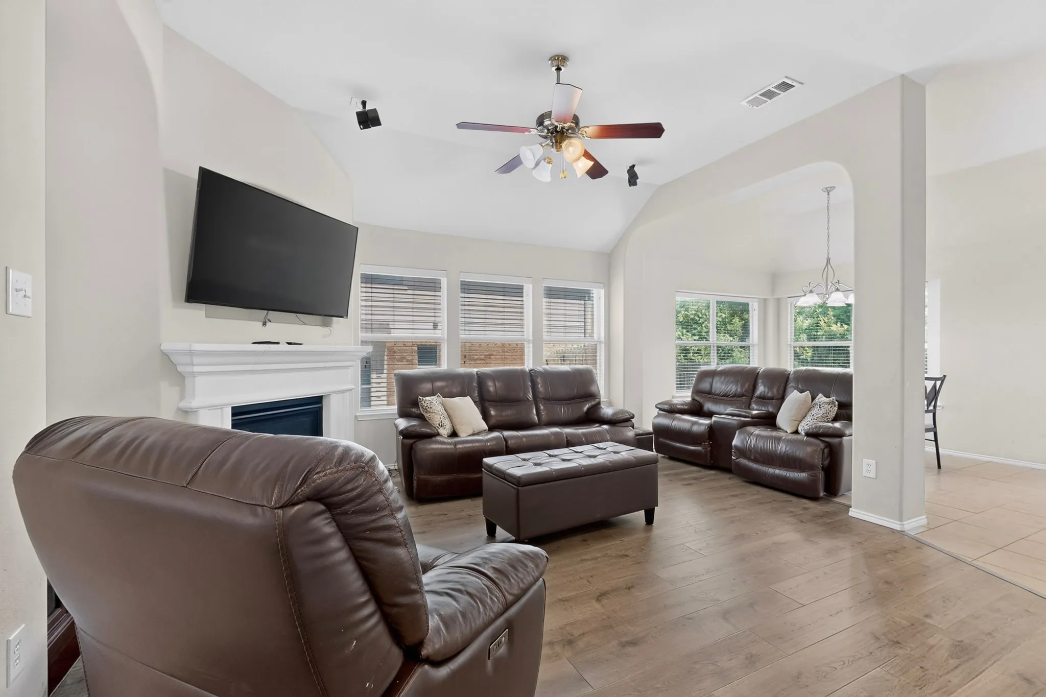 Single Family Residence For Sale in Dallas County , 404 Castle Street, De Soto, Texas 75115, 3 Bedroom, 2 Bathroom, 2 Garage spaces, 1,897 Sqft, built in 2008, mls#21317257, Real Estate Agent in De Soto, Homes For Sale in Dallas county, Homes For Sale in De Soto, Realtor in De Soto Texas, Real Estate Brokerage Independent Realty Texas, Luminita Cordes Realtor