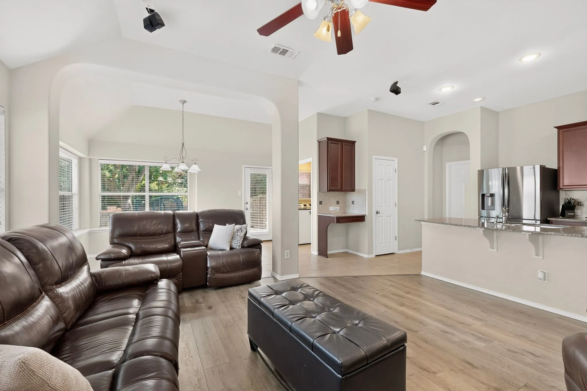 Single Family Residence For Sale in Dallas County , 404 Castle Street, De Soto, Texas 75115, 3 Bedroom, 2 Bathroom, 2 Garage spaces, 1,897 Sqft, built in 2008, mls#21317257, Real Estate Agent in De Soto, Homes For Sale in Dallas county, Homes For Sale in De Soto, Realtor in De Soto Texas, Real Estate Brokerage Independent Realty Texas, Luminita Cordes Realtor