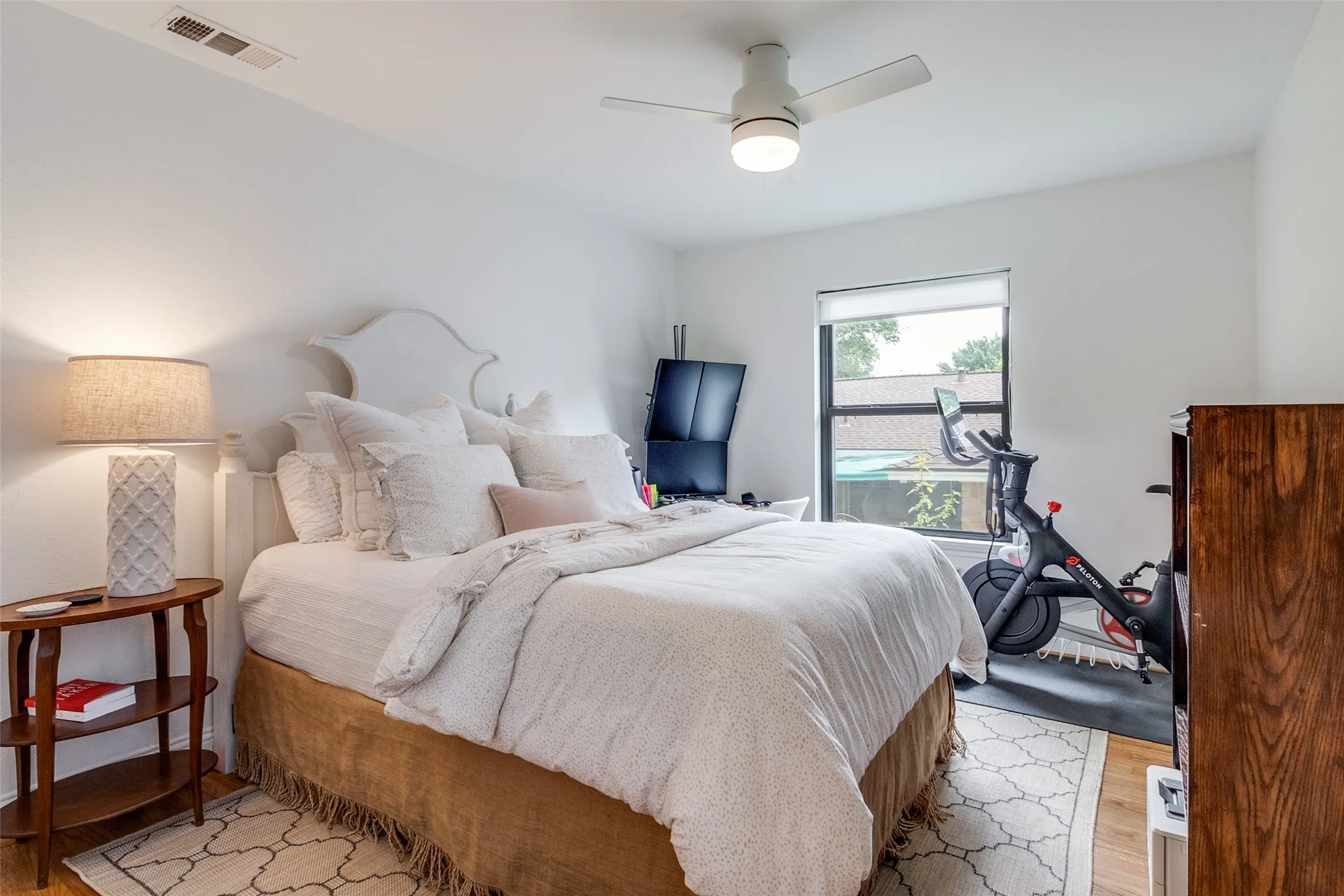 Single Family Residence For Rent in Dallas County , 876 Berkinshire Drive, Dallas, Texas 75218, 3 Bedroom, 2 Bathroom, 2 Garage spaces, 1,654 Sqft, built in 1955, mls#21321666, Real Estate Agent in Dallas, Homes For Rent in Dallas county, Homes For Rent in Dallas, Realtor in Dallas Texas, Real Estate Brokerage Independent Realty Texas, Luminita Cordes Realtor
