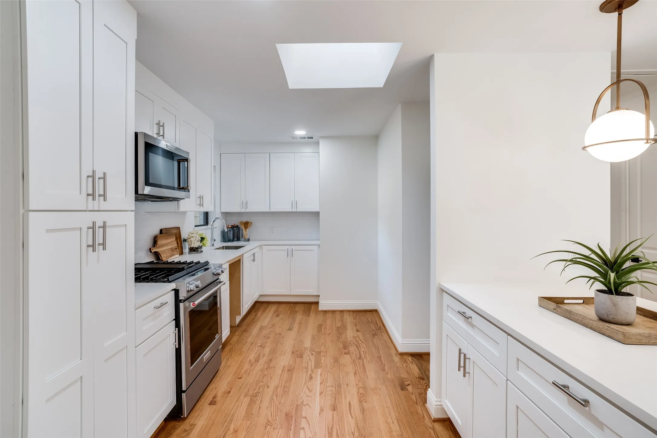 Single Family Residence For Rent in Dallas County , 876 Berkinshire Drive, Dallas, Texas 75218, 3 Bedroom, 2 Bathroom, 2 Garage spaces, 1,654 Sqft, built in 1955, mls#21321666, Real Estate Agent in Dallas, Homes For Rent in Dallas county, Homes For Rent in Dallas, Realtor in Dallas Texas, Real Estate Brokerage Independent Realty Texas, Luminita Cordes Realtor