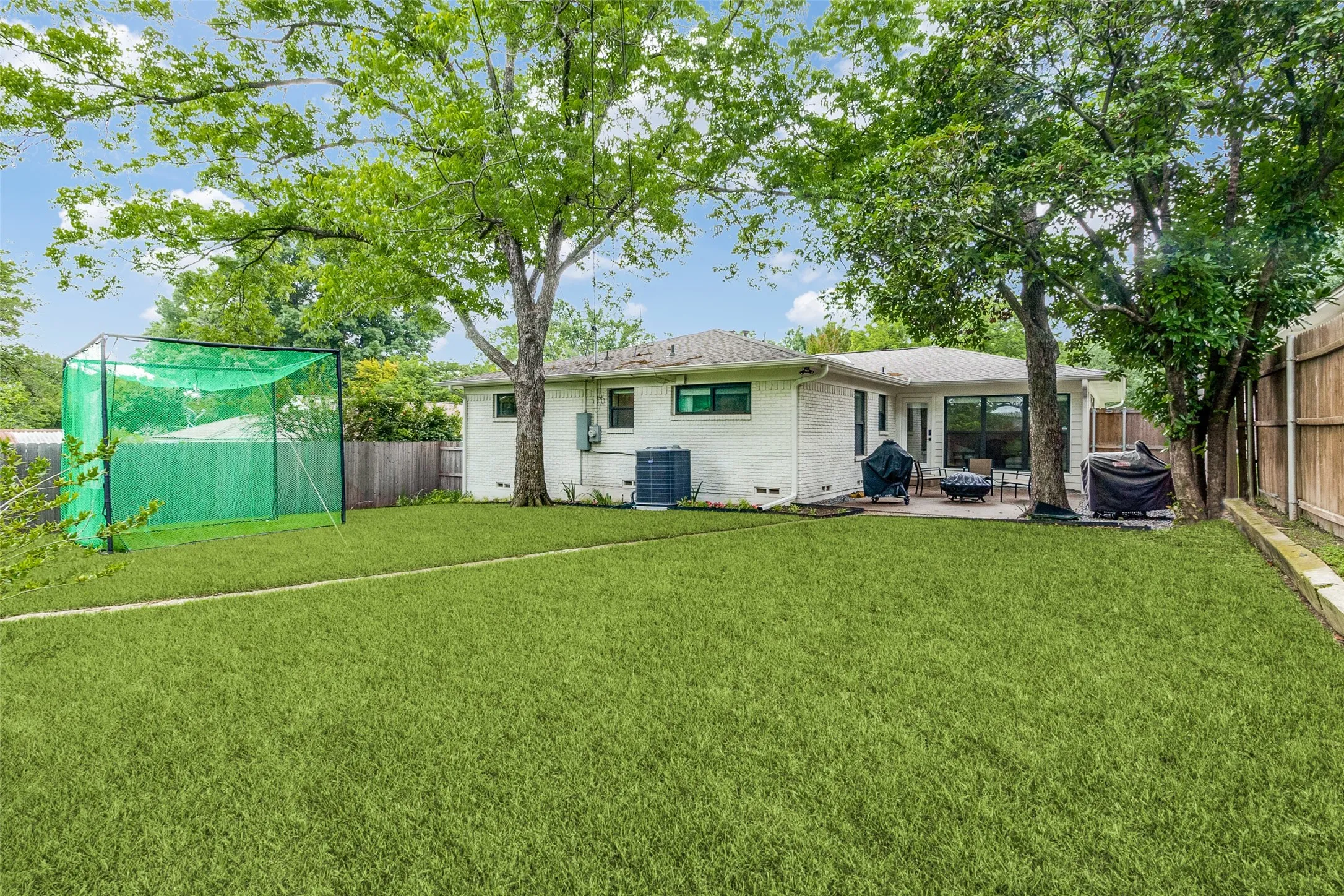 Single Family Residence For Rent in Dallas County , 876 Berkinshire Drive, Dallas, Texas 75218, 3 Bedroom, 2 Bathroom, 2 Garage spaces, 1,654 Sqft, built in 1955, mls#21321666, Real Estate Agent in Dallas, Homes For Rent in Dallas county, Homes For Rent in Dallas, Realtor in Dallas Texas, Real Estate Brokerage Independent Realty Texas, Luminita Cordes Realtor