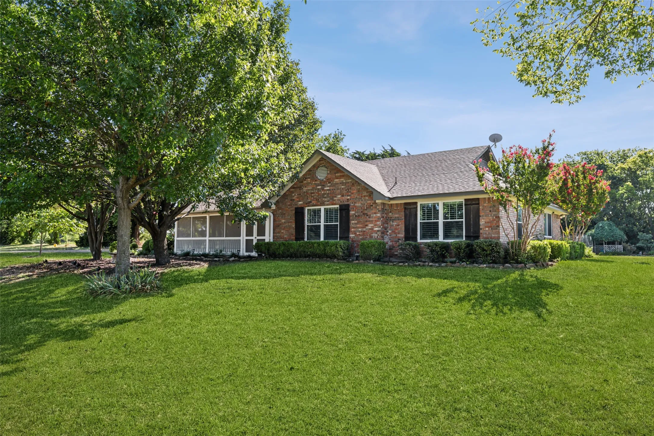 Single Family Residence For Sale in Collin County , 1980 Winningkoff Road, Lucas, Texas 75002, 3 Bedroom, 3 Bathroom, Garage spaces, 1,967 Sqft, built in 1991, mls#21323081, Real Estate Agent in Lucas, Homes For Sale in Collin county, Homes For Sale in Lucas, Realtor in Lucas Texas, Real Estate Brokerage Independent Realty Texas, Luminita Cordes Realtor