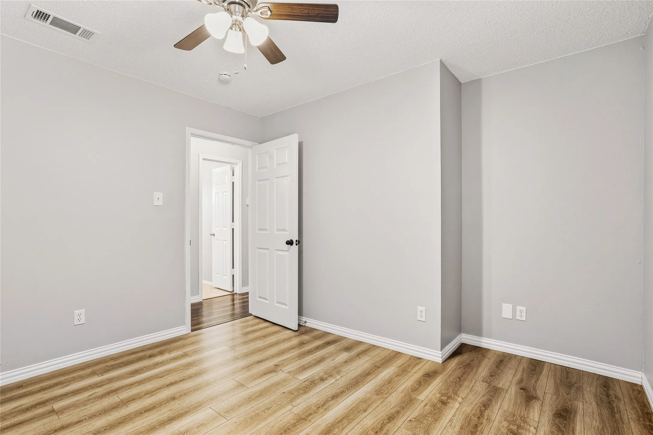 Single Family Residence For Sale in Tarrant County , 6308 S Chesterfield Drive, Fort Worth, Texas 76179, 3 Bedroom, 2 Bathroom, 2 Garage spaces, 1,522 Sqft, built in 1987, mls#21323141, Real Estate Agent in Fort Worth, Homes For Sale in Tarrant county, Homes For Sale in Fort Worth, Realtor in Fort Worth Texas, Real Estate Brokerage Independent Realty Texas, Luminita Cordes Realtor