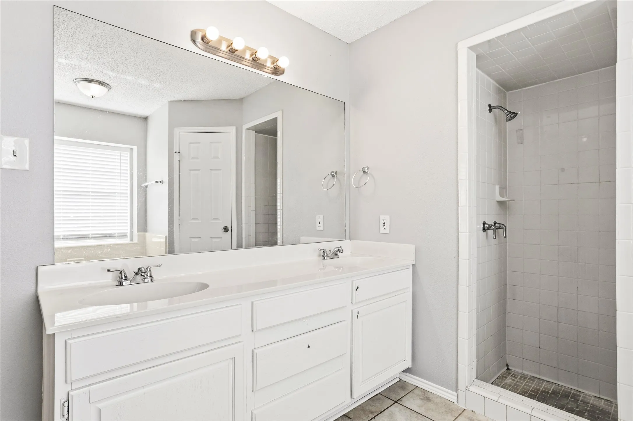 Single Family Residence For Sale in Tarrant County , 6308 S Chesterfield Drive, Fort Worth, Texas 76179, 3 Bedroom, 2 Bathroom, 2 Garage spaces, 1,522 Sqft, built in 1987, mls#21323141, Real Estate Agent in Fort Worth, Homes For Sale in Tarrant county, Homes For Sale in Fort Worth, Realtor in Fort Worth Texas, Real Estate Brokerage Independent Realty Texas, Luminita Cordes Realtor