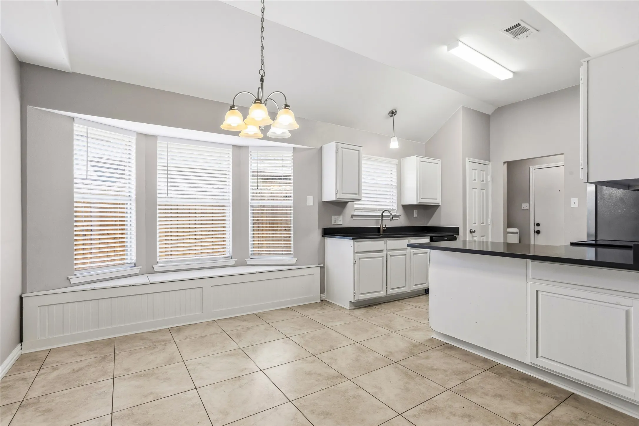 Single Family Residence For Sale in Tarrant County , 6308 S Chesterfield Drive, Fort Worth, Texas 76179, 3 Bedroom, 2 Bathroom, 2 Garage spaces, 1,522 Sqft, built in 1987, mls#21323141, Real Estate Agent in Fort Worth, Homes For Sale in Tarrant county, Homes For Sale in Fort Worth, Realtor in Fort Worth Texas, Real Estate Brokerage Independent Realty Texas, Luminita Cordes Realtor
