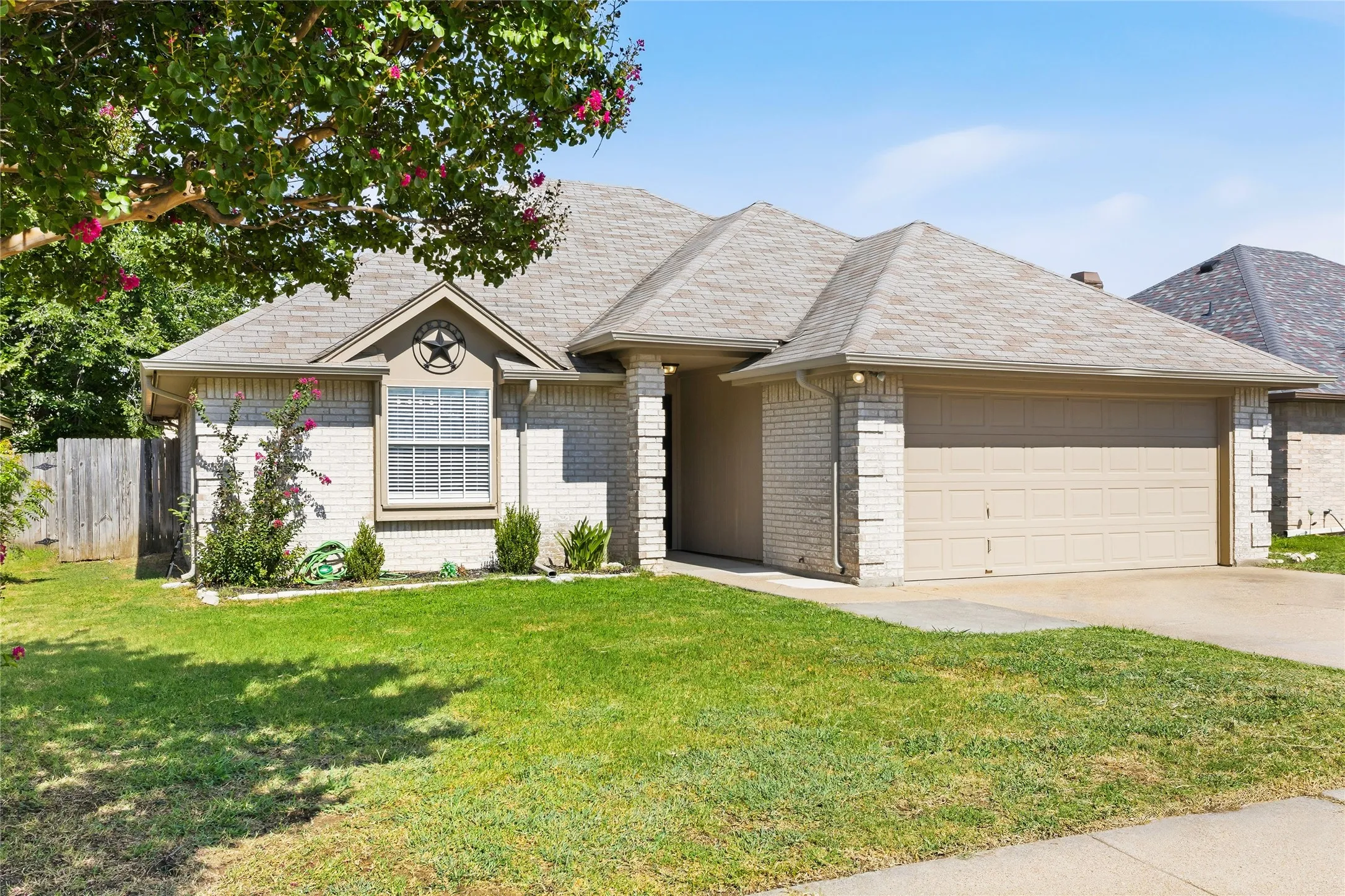 Single Family Residence For Sale in Tarrant County , 6308 S Chesterfield Drive, Fort Worth, Texas 76179, 3 Bedroom, 2 Bathroom, 2 Garage spaces, 1,522 Sqft, built in 1987, mls#21323141, Real Estate Agent in Fort Worth, Homes For Sale in Tarrant county, Homes For Sale in Fort Worth, Realtor in Fort Worth Texas, Real Estate Brokerage Independent Realty Texas, Luminita Cordes Realtor