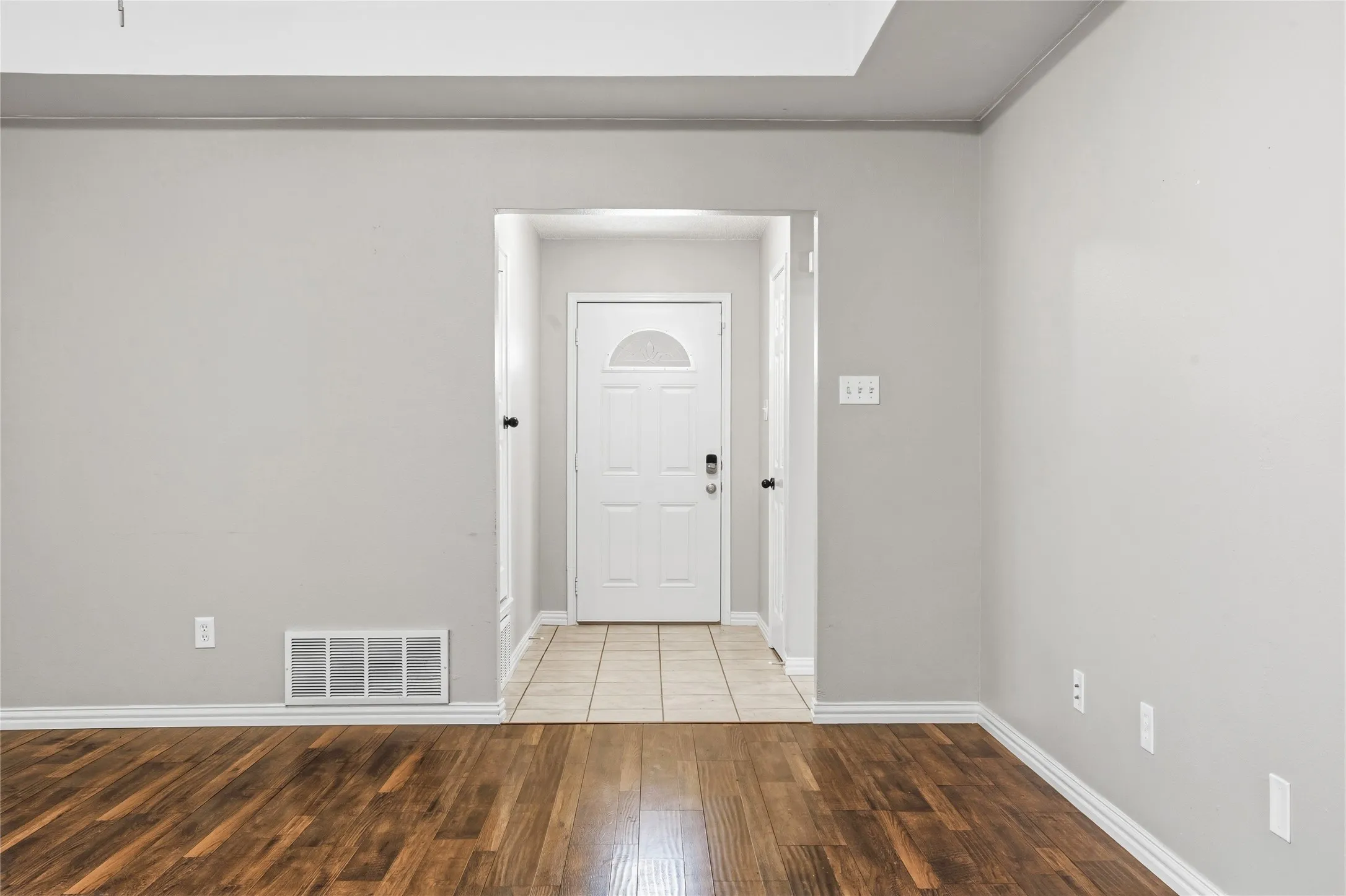 Single Family Residence For Sale in Tarrant County , 6308 S Chesterfield Drive, Fort Worth, Texas 76179, 3 Bedroom, 2 Bathroom, 2 Garage spaces, 1,522 Sqft, built in 1987, mls#21323141, Real Estate Agent in Fort Worth, Homes For Sale in Tarrant county, Homes For Sale in Fort Worth, Realtor in Fort Worth Texas, Real Estate Brokerage Independent Realty Texas, Luminita Cordes Realtor