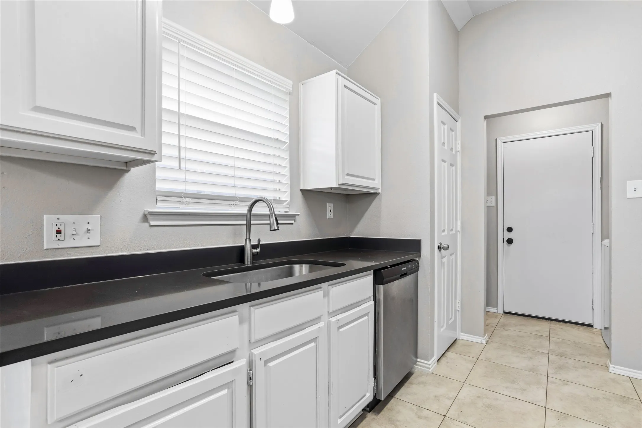 Single Family Residence For Sale in Tarrant County , 6308 S Chesterfield Drive, Fort Worth, Texas 76179, 3 Bedroom, 2 Bathroom, 2 Garage spaces, 1,522 Sqft, built in 1987, mls#21323141, Real Estate Agent in Fort Worth, Homes For Sale in Tarrant county, Homes For Sale in Fort Worth, Realtor in Fort Worth Texas, Real Estate Brokerage Independent Realty Texas, Luminita Cordes Realtor