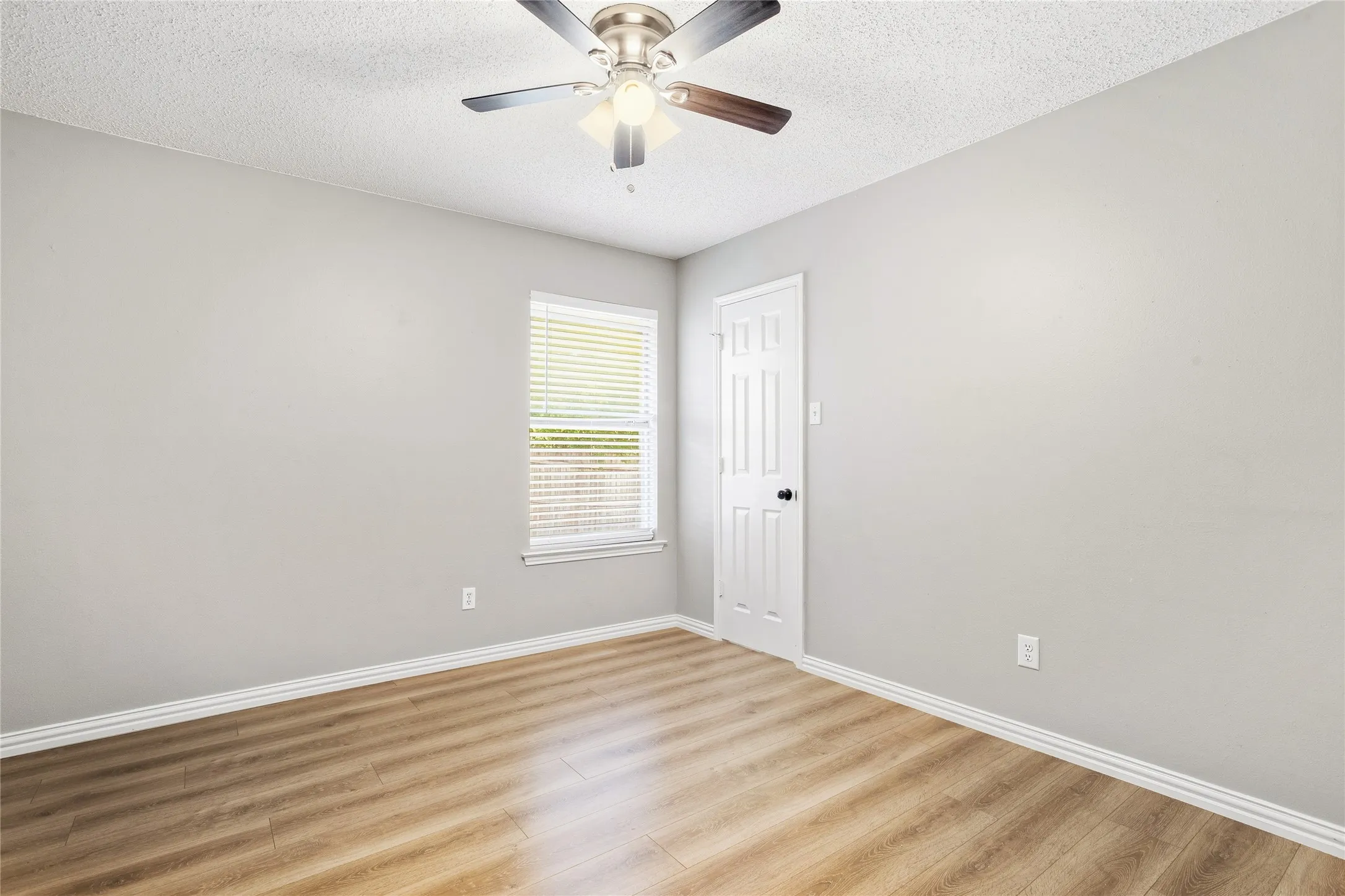 Single Family Residence For Sale in Tarrant County , 6308 S Chesterfield Drive, Fort Worth, Texas 76179, 3 Bedroom, 2 Bathroom, 2 Garage spaces, 1,522 Sqft, built in 1987, mls#21323141, Real Estate Agent in Fort Worth, Homes For Sale in Tarrant county, Homes For Sale in Fort Worth, Realtor in Fort Worth Texas, Real Estate Brokerage Independent Realty Texas, Luminita Cordes Realtor