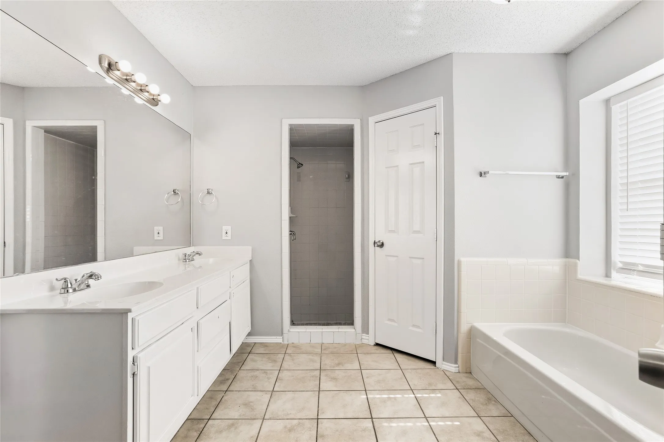Single Family Residence For Sale in Tarrant County , 6308 S Chesterfield Drive, Fort Worth, Texas 76179, 3 Bedroom, 2 Bathroom, 2 Garage spaces, 1,522 Sqft, built in 1987, mls#21323141, Real Estate Agent in Fort Worth, Homes For Sale in Tarrant county, Homes For Sale in Fort Worth, Realtor in Fort Worth Texas, Real Estate Brokerage Independent Realty Texas, Luminita Cordes Realtor