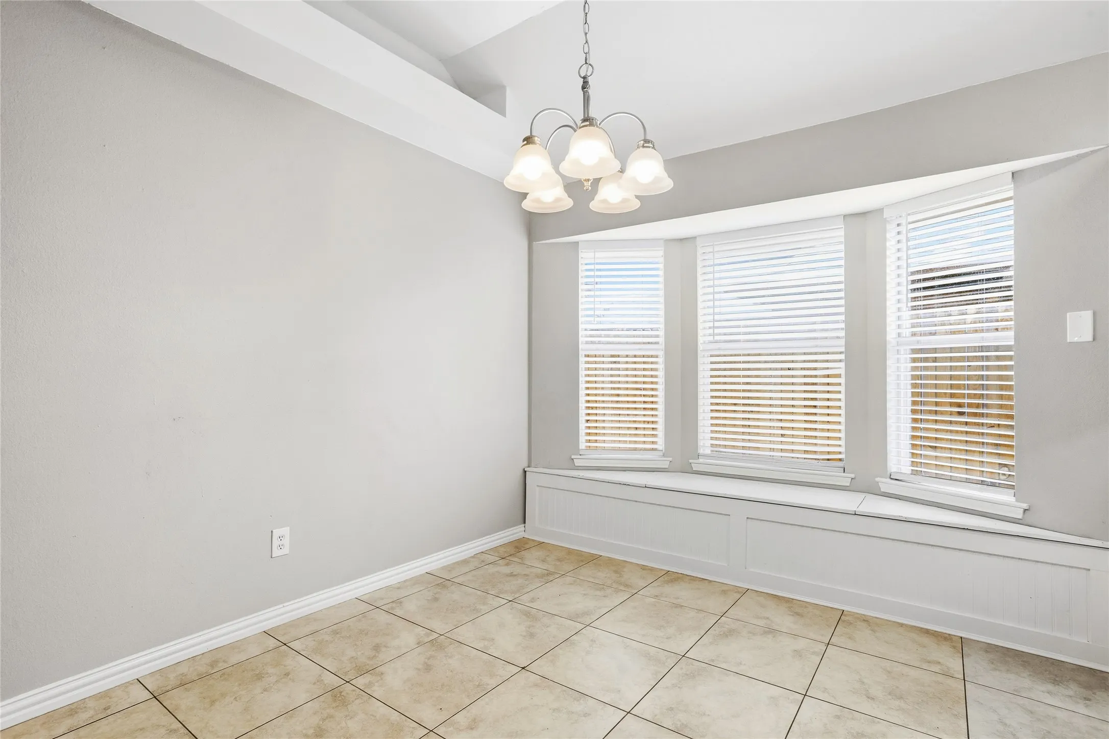 Single Family Residence For Sale in Tarrant County , 6308 S Chesterfield Drive, Fort Worth, Texas 76179, 3 Bedroom, 2 Bathroom, 2 Garage spaces, 1,522 Sqft, built in 1987, mls#21323141, Real Estate Agent in Fort Worth, Homes For Sale in Tarrant county, Homes For Sale in Fort Worth, Realtor in Fort Worth Texas, Real Estate Brokerage Independent Realty Texas, Luminita Cordes Realtor
