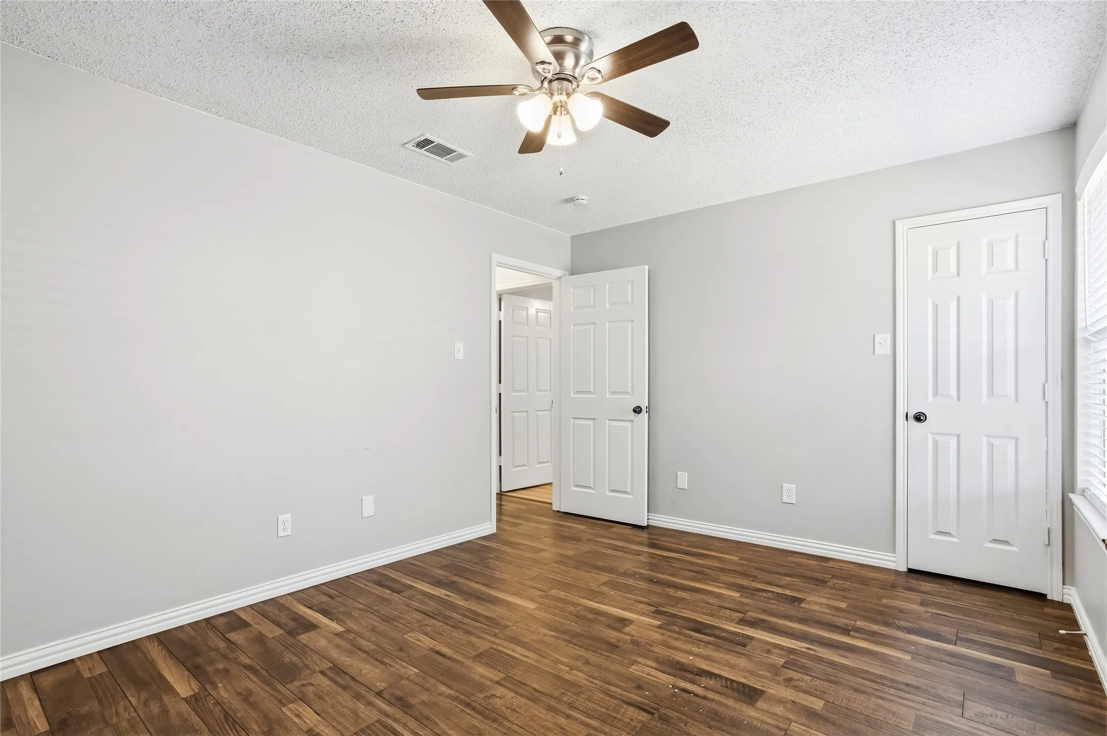 Single Family Residence For Sale in Tarrant County , 6308 S Chesterfield Drive, Fort Worth, Texas 76179, 3 Bedroom, 2 Bathroom, 2 Garage spaces, 1,522 Sqft, built in 1987, mls#21323141, Real Estate Agent in Fort Worth, Homes For Sale in Tarrant county, Homes For Sale in Fort Worth, Realtor in Fort Worth Texas, Real Estate Brokerage Independent Realty Texas, Luminita Cordes Realtor