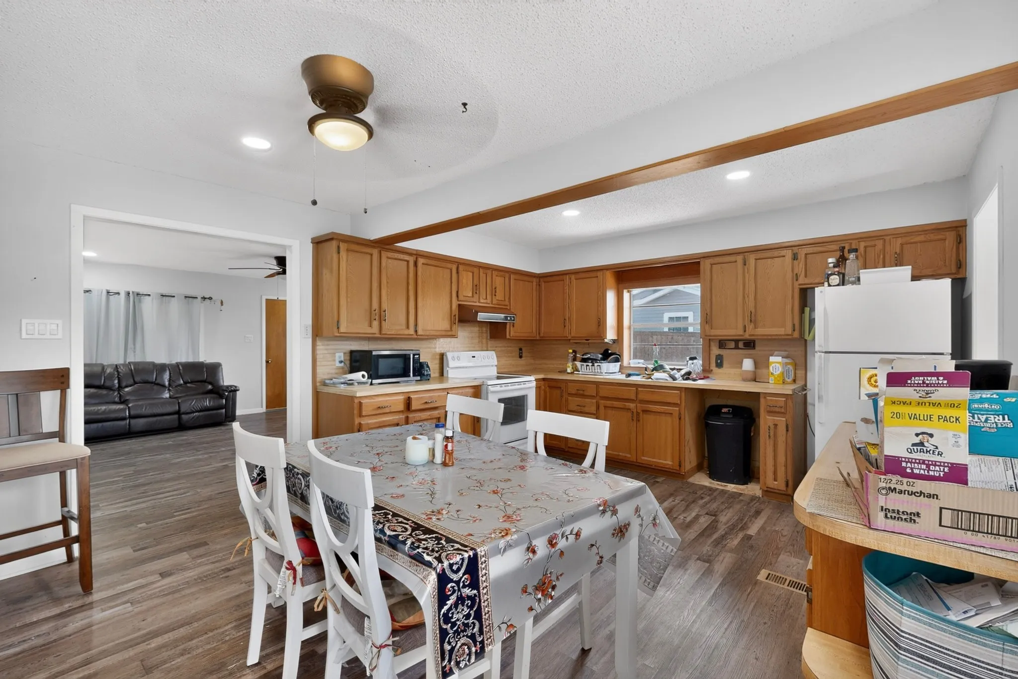 Single Family Residence For Sale in Grayson County , 908 W Heron Street, Denison, Texas 75020, 3 Bedroom, 3 Bathroom, 1 Garage spaces, 2,600 Sqft, built in 1942, mls#21323194, Real Estate Agent in Denison, Homes For Sale in Grayson county, Homes For Sale in Denison, Realtor in Denison Texas, Real Estate Brokerage Independent Realty Texas, Luminita Cordes Realtor