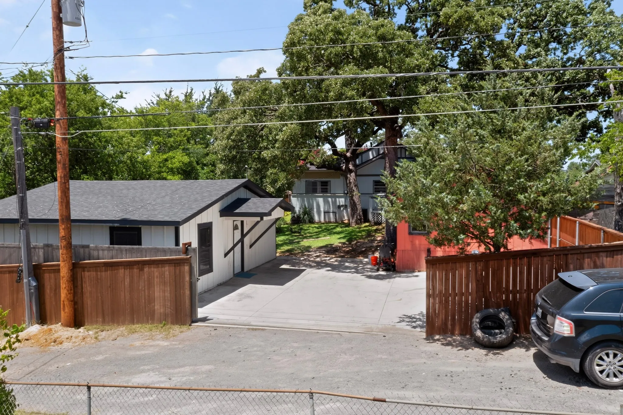 Single Family Residence For Sale in Grayson County , 908 W Heron Street, Denison, Texas 75020, 3 Bedroom, 3 Bathroom, 1 Garage spaces, 2,600 Sqft, built in 1942, mls#21323194, Real Estate Agent in Denison, Homes For Sale in Grayson county, Homes For Sale in Denison, Realtor in Denison Texas, Real Estate Brokerage Independent Realty Texas, Luminita Cordes Realtor