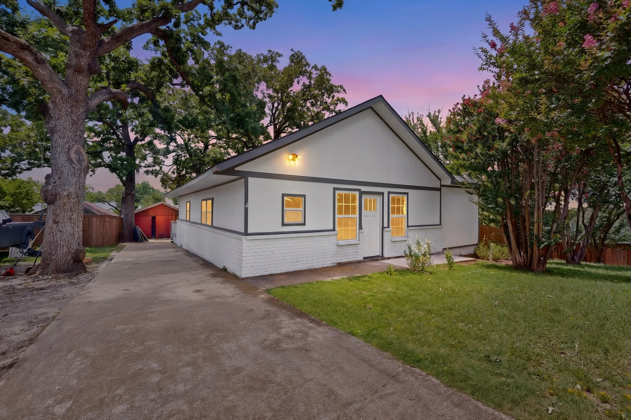 Single Family Residence For Sale in Grayson County , 908 W Heron Street, Denison, Texas 75020, 3 Bedroom, 3 Bathroom, 1 Garage spaces, 2,600 Sqft, built in 1942, mls#21323194, Real Estate Agent in Denison, Homes For Sale in Grayson county, Homes For Sale in Denison, Realtor in Denison Texas, Real Estate Brokerage Independent Realty Texas, Luminita Cordes Realtor