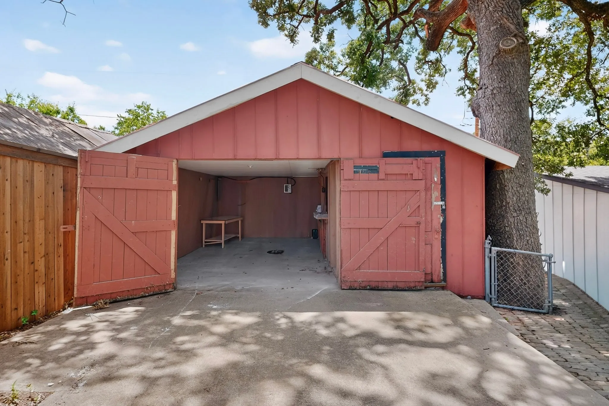 Single Family Residence For Sale in Grayson County , 908 W Heron Street, Denison, Texas 75020, 3 Bedroom, 3 Bathroom, 1 Garage spaces, 2,600 Sqft, built in 1942, mls#21323194, Real Estate Agent in Denison, Homes For Sale in Grayson county, Homes For Sale in Denison, Realtor in Denison Texas, Real Estate Brokerage Independent Realty Texas, Luminita Cordes Realtor