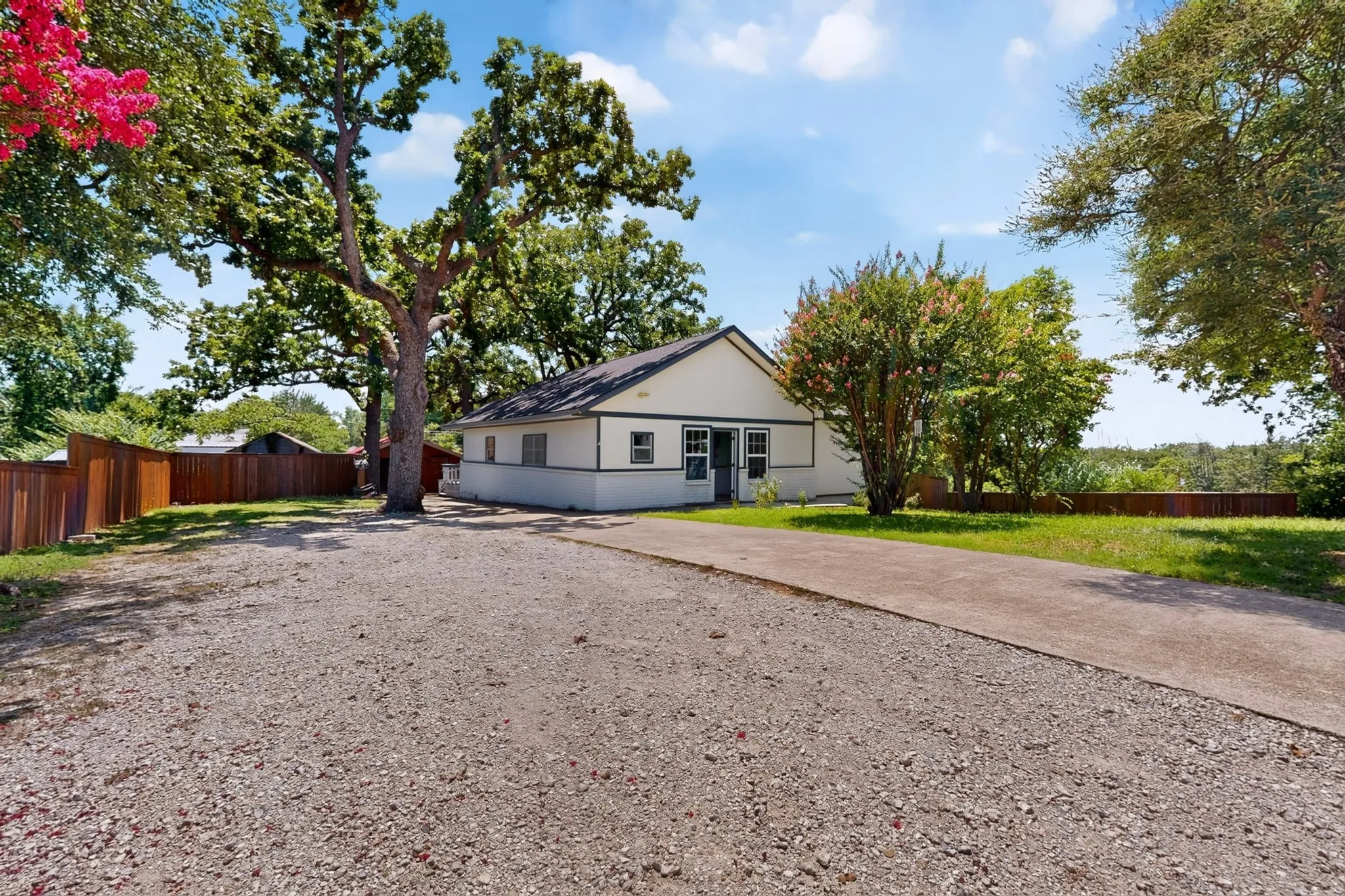 Single Family Residence For Sale in Grayson County , 908 W Heron Street, Denison, Texas 75020, 3 Bedroom, 3 Bathroom, 1 Garage spaces, 2,600 Sqft, built in 1942, mls#21323194, Real Estate Agent in Denison, Homes For Sale in Grayson county, Homes For Sale in Denison, Realtor in Denison Texas, Real Estate Brokerage Independent Realty Texas, Luminita Cordes Realtor