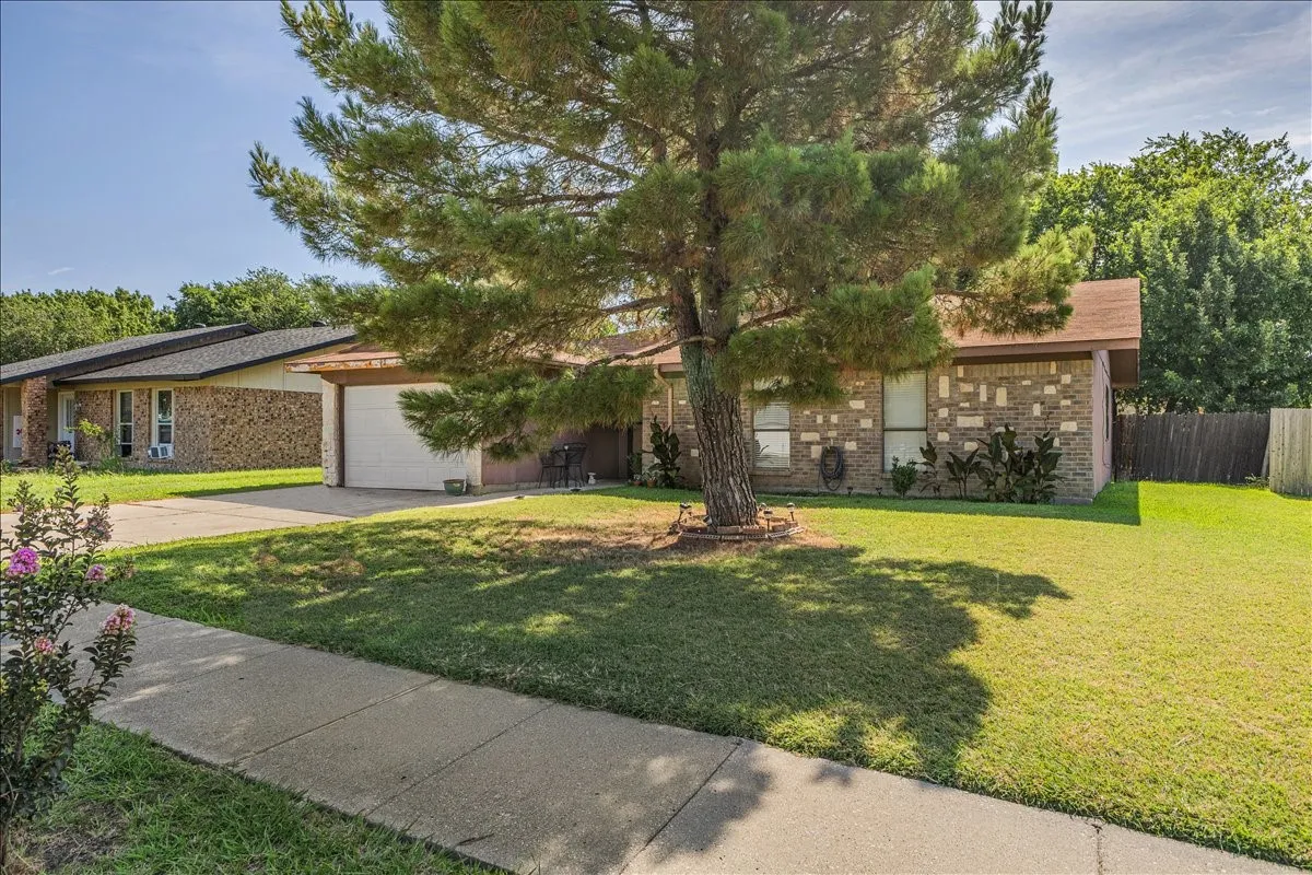 Single Family Residence For Sale in Tarrant County , 3423 Hickory Hill Drive, Arlington, Texas 76014, 3 Bedroom, 2 Bathroom, Garage spaces, 1,381 Sqft, built in 1978, Price $229,900, mls#21320590, Real Estate Agent in Arlington, Homes For Sale in Tarrant county, Homes For Sale in Arlington, Realtor in Arlington Texas, Real Estate Brokerage Independent Realty Texas, Luminita Cordes Realtor