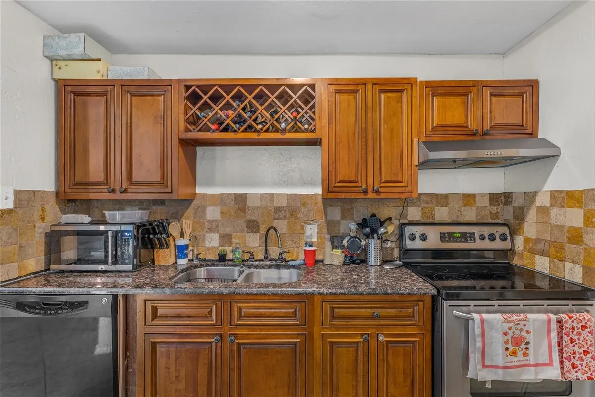 Single Family Residence For Sale in Tarrant County , 3423 Hickory Hill Drive, Arlington, Texas 76014, 3 Bedroom, 2 Bathroom, Garage spaces, 1,381 Sqft, built in 1978, Price $229,900, mls#21320590, Real Estate Agent in Arlington, Homes For Sale in Tarrant county, Homes For Sale in Arlington, Realtor in Arlington Texas, Real Estate Brokerage Independent Realty Texas, Luminita Cordes Realtor