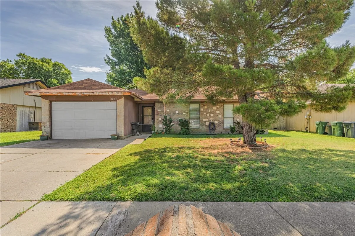 Single Family Residence For Sale in Tarrant County , 3423 Hickory Hill Drive, Arlington, Texas 76014, 3 Bedroom, 2 Bathroom, Garage spaces, 1,381 Sqft, built in 1978, Price $229,900, mls#21320590, Real Estate Agent in Arlington, Homes For Sale in Tarrant county, Homes For Sale in Arlington, Realtor in Arlington Texas, Real Estate Brokerage Independent Realty Texas, Luminita Cordes Realtor