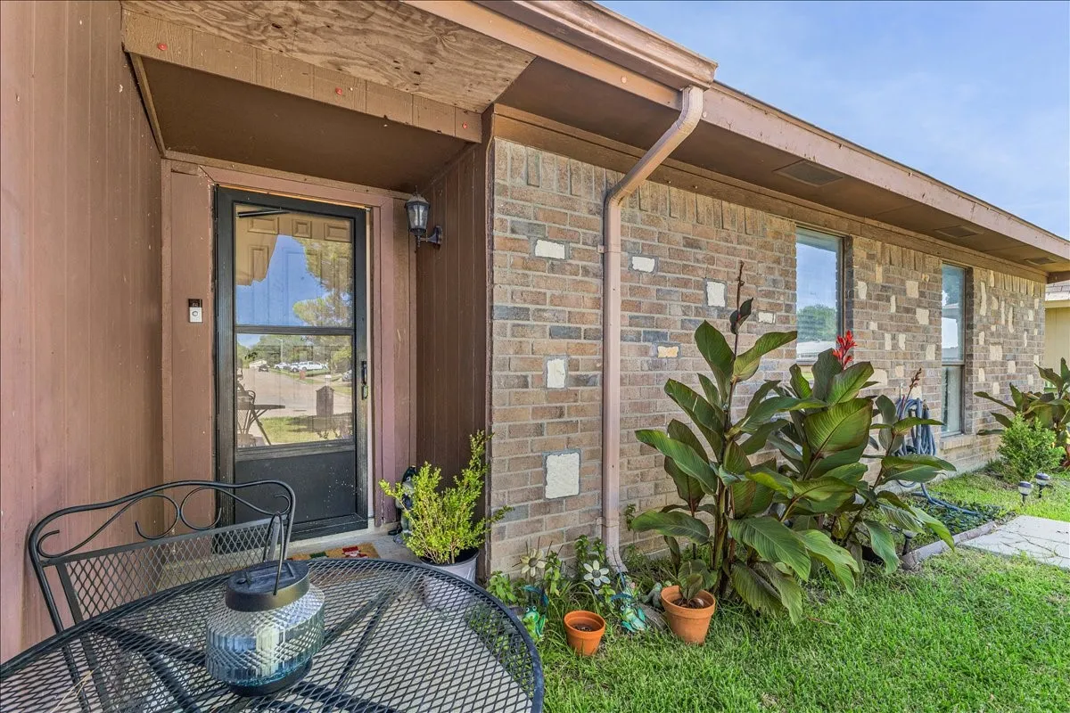 Single Family Residence For Sale in Tarrant County , 3423 Hickory Hill Drive, Arlington, Texas 76014, 3 Bedroom, 2 Bathroom, Garage spaces, 1,381 Sqft, built in 1978, Price $229,900, mls#21320590, Real Estate Agent in Arlington, Homes For Sale in Tarrant county, Homes For Sale in Arlington, Realtor in Arlington Texas, Real Estate Brokerage Independent Realty Texas, Luminita Cordes Realtor