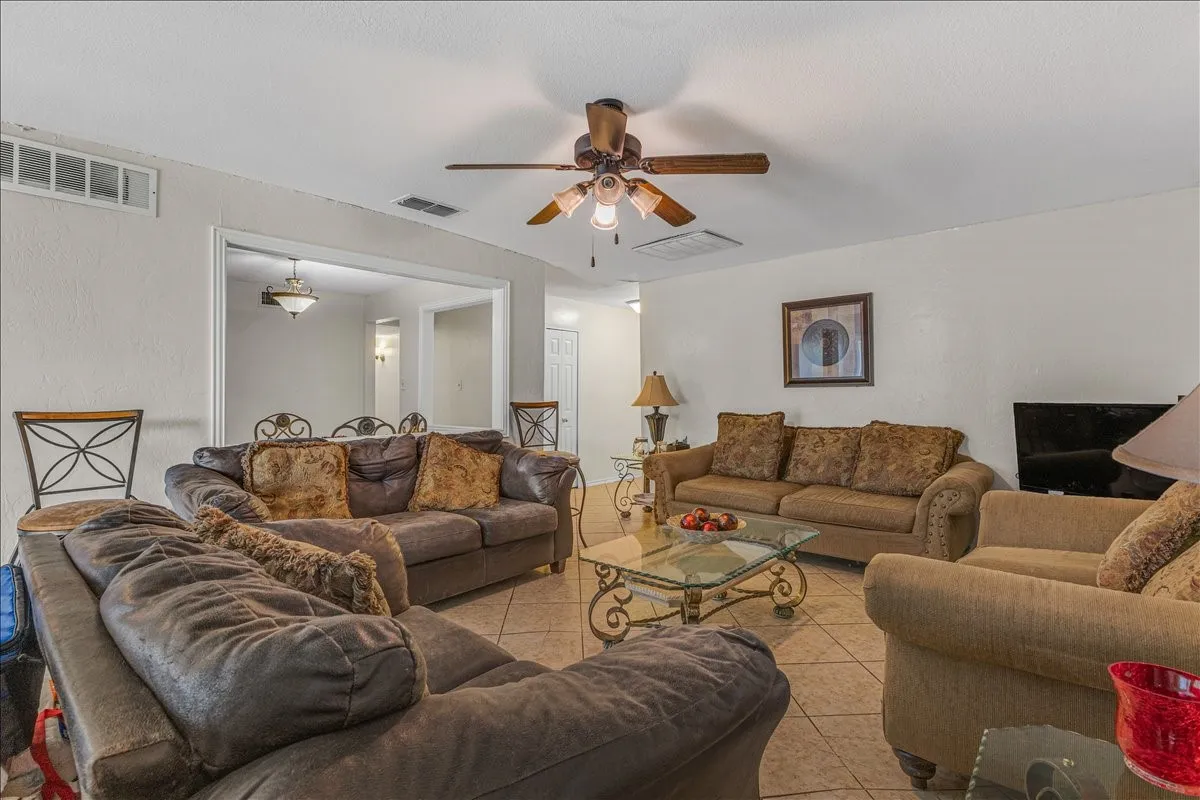 Single Family Residence For Sale in Tarrant County , 3423 Hickory Hill Drive, Arlington, Texas 76014, 3 Bedroom, 2 Bathroom, Garage spaces, 1,381 Sqft, built in 1978, Price $229,900, mls#21320590, Real Estate Agent in Arlington, Homes For Sale in Tarrant county, Homes For Sale in Arlington, Realtor in Arlington Texas, Real Estate Brokerage Independent Realty Texas, Luminita Cordes Realtor