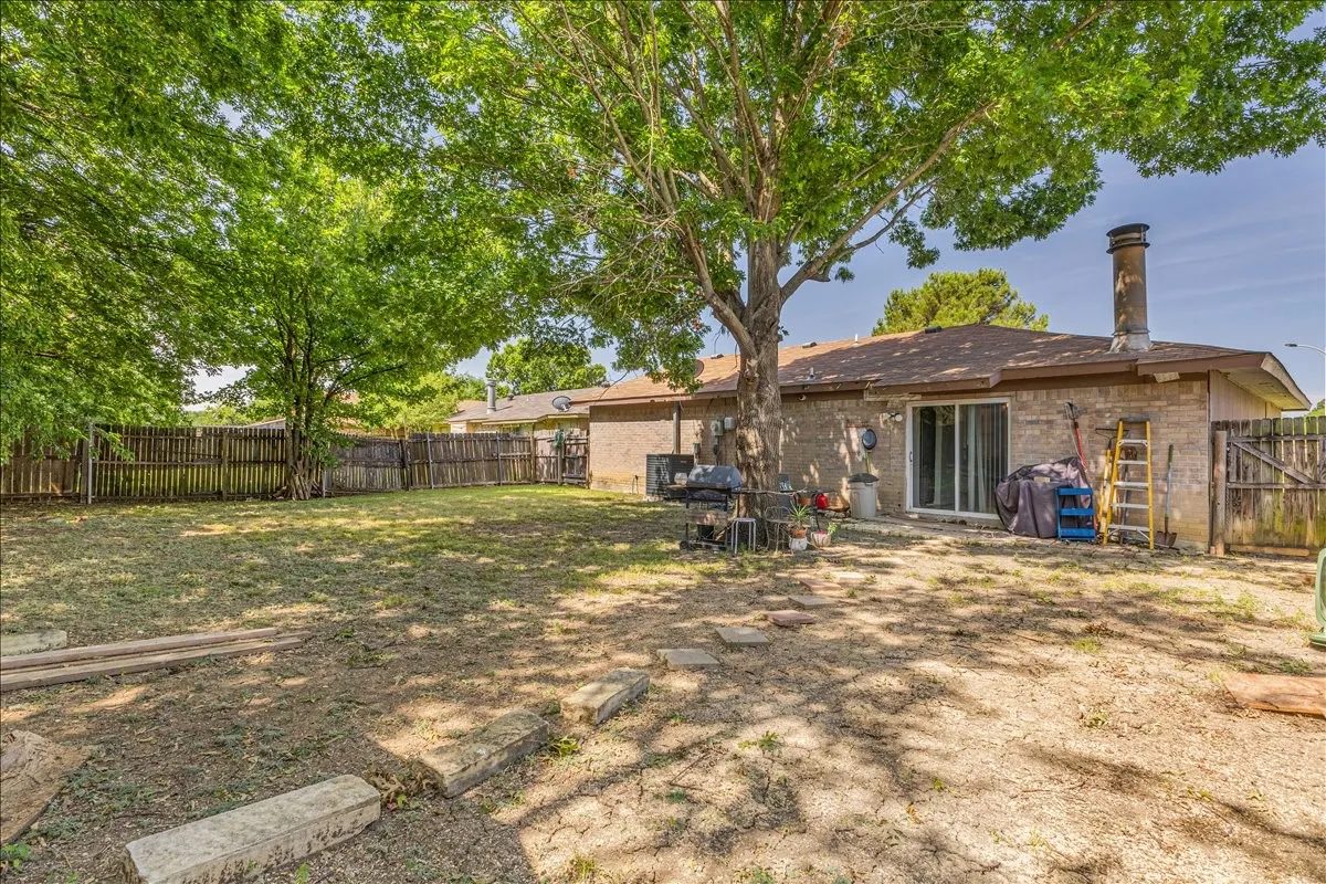 Single Family Residence For Sale in Tarrant County , 3423 Hickory Hill Drive, Arlington, Texas 76014, 3 Bedroom, 2 Bathroom, Garage spaces, 1,381 Sqft, built in 1978, Price $229,900, mls#21320590, Real Estate Agent in Arlington, Homes For Sale in Tarrant county, Homes For Sale in Arlington, Realtor in Arlington Texas, Real Estate Brokerage Independent Realty Texas, Luminita Cordes Realtor