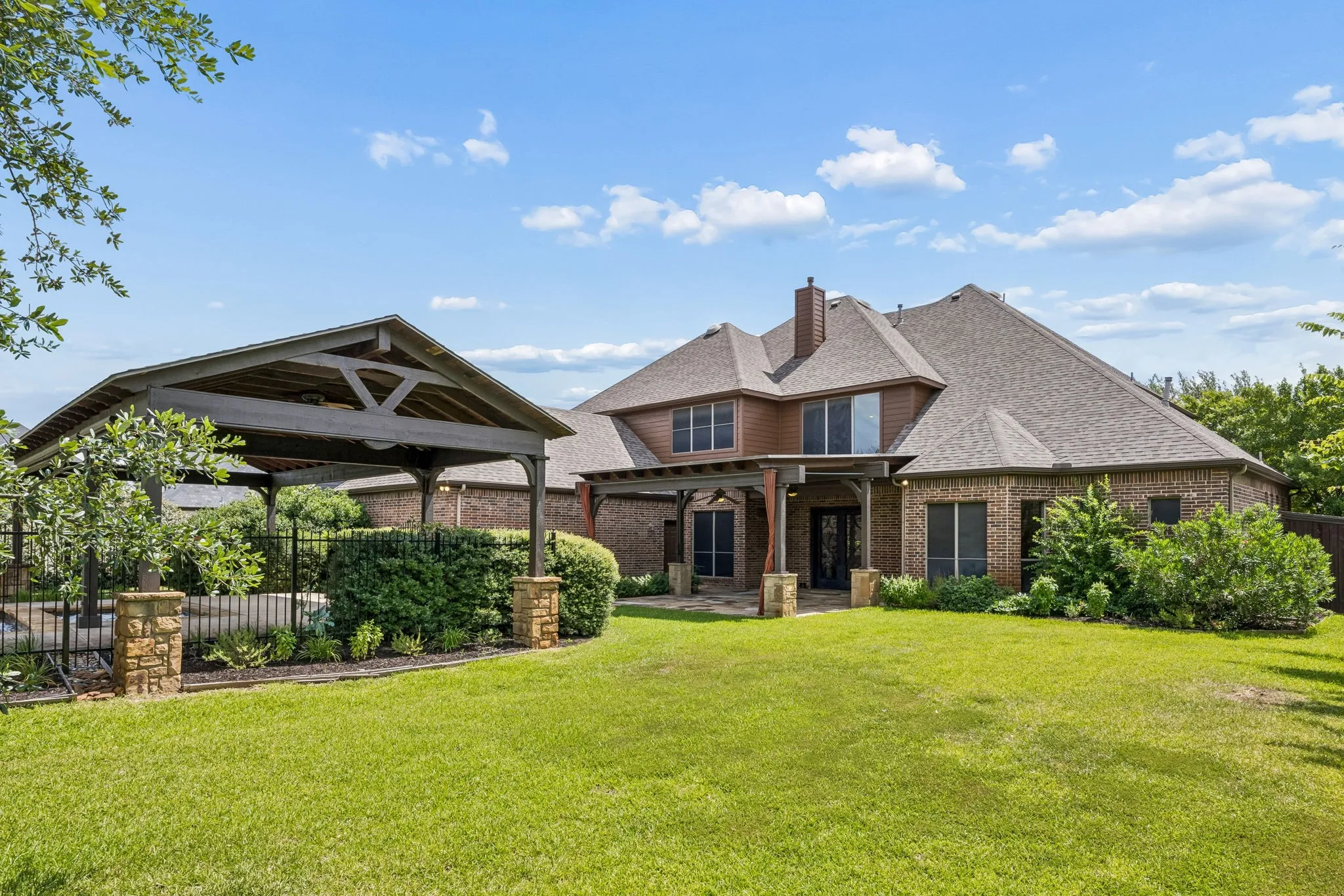 Single Family Residence For Sale in Tarrant County , 2012 Woodbine Circle, Southlake, Texas 76092, 5 Bedroom, 4 Bathroom, 3 Garage spaces, 4,603 Sqft, built in 2005, mls#21318648, Real Estate Agent in Southlake, Homes For Sale in Tarrant county, Homes For Sale in Southlake, Realtor in Southlake Texas, Real Estate Brokerage Independent Realty Texas, Luminita Cordes Realtor