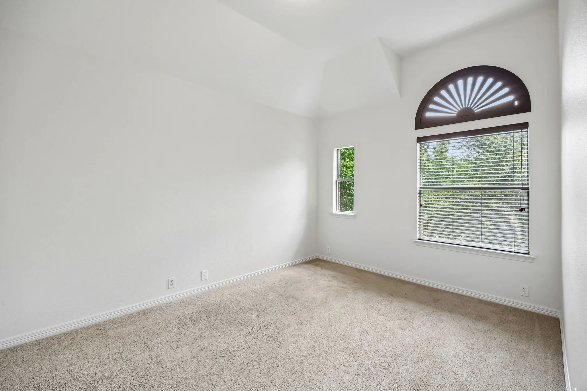 Single Family Residence For Sale in Tarrant County , 2012 Woodbine Circle, Southlake, Texas 76092, 5 Bedroom, 4 Bathroom, 3 Garage spaces, 4,603 Sqft, built in 2005, mls#21318648, Real Estate Agent in Southlake, Homes For Sale in Tarrant county, Homes For Sale in Southlake, Realtor in Southlake Texas, Real Estate Brokerage Independent Realty Texas, Luminita Cordes Realtor