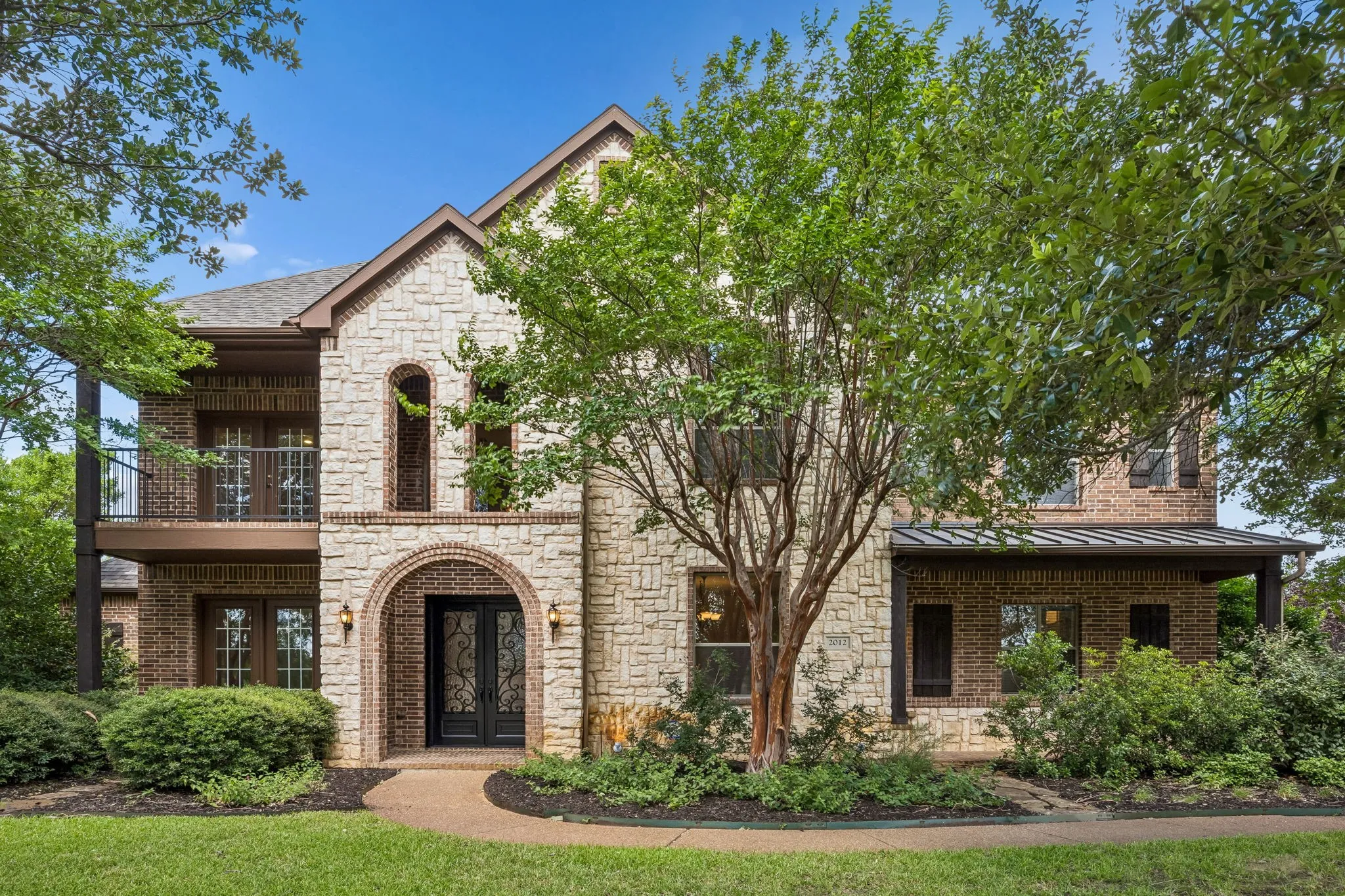 Single Family Residence For Sale in Tarrant County , 2012 Woodbine Circle, Southlake, Texas 76092, 5 Bedroom, 4 Bathroom, 3 Garage spaces, 4,603 Sqft, built in 2005, mls#21318648, Real Estate Agent in Southlake, Homes For Sale in Tarrant county, Homes For Sale in Southlake, Realtor in Southlake Texas, Real Estate Brokerage Independent Realty Texas, Luminita Cordes Realtor