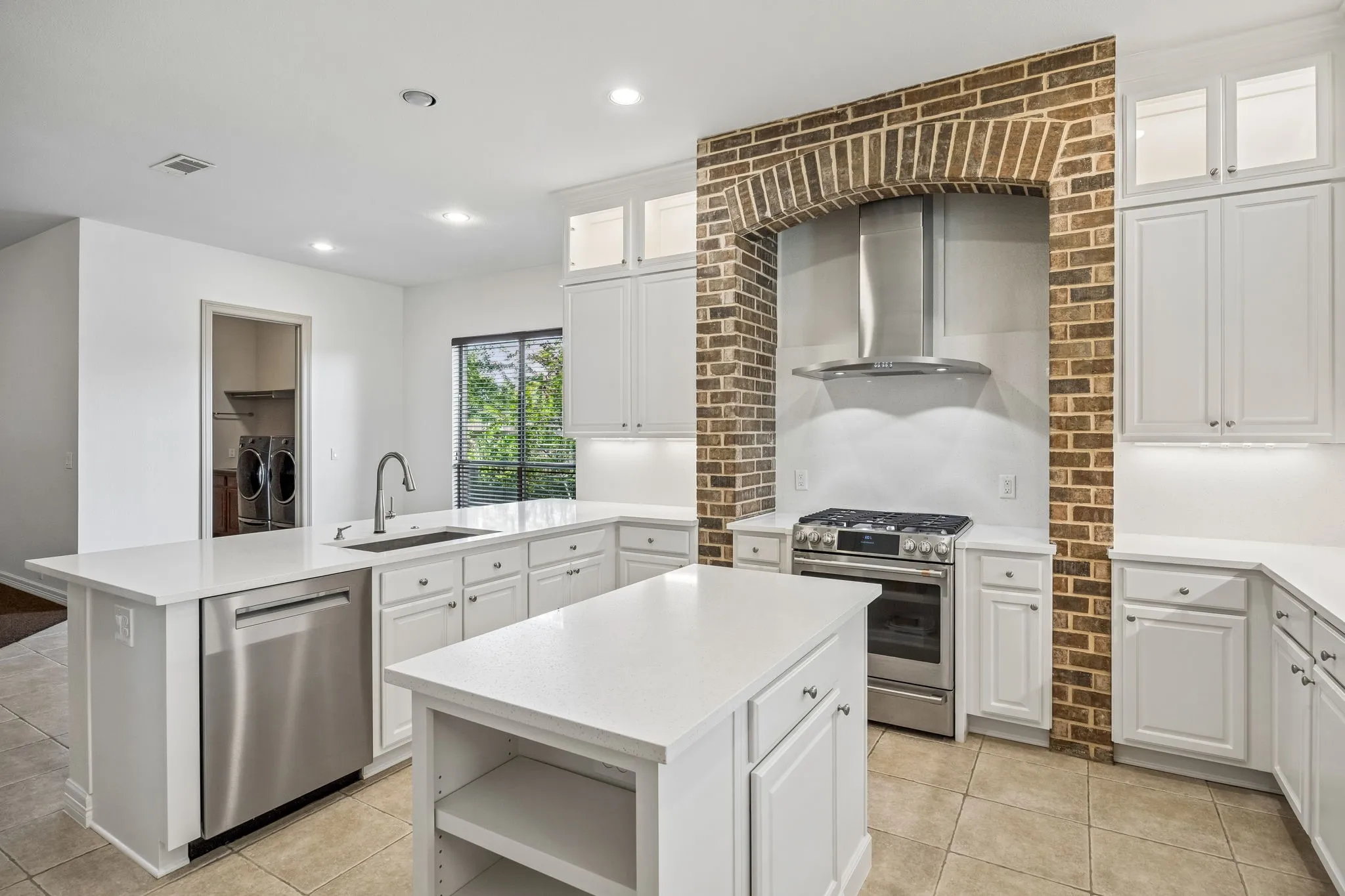 Single Family Residence For Sale in Tarrant County , 2012 Woodbine Circle, Southlake, Texas 76092, 5 Bedroom, 4 Bathroom, 3 Garage spaces, 4,603 Sqft, built in 2005, mls#21318648, Real Estate Agent in Southlake, Homes For Sale in Tarrant county, Homes For Sale in Southlake, Realtor in Southlake Texas, Real Estate Brokerage Independent Realty Texas, Luminita Cordes Realtor