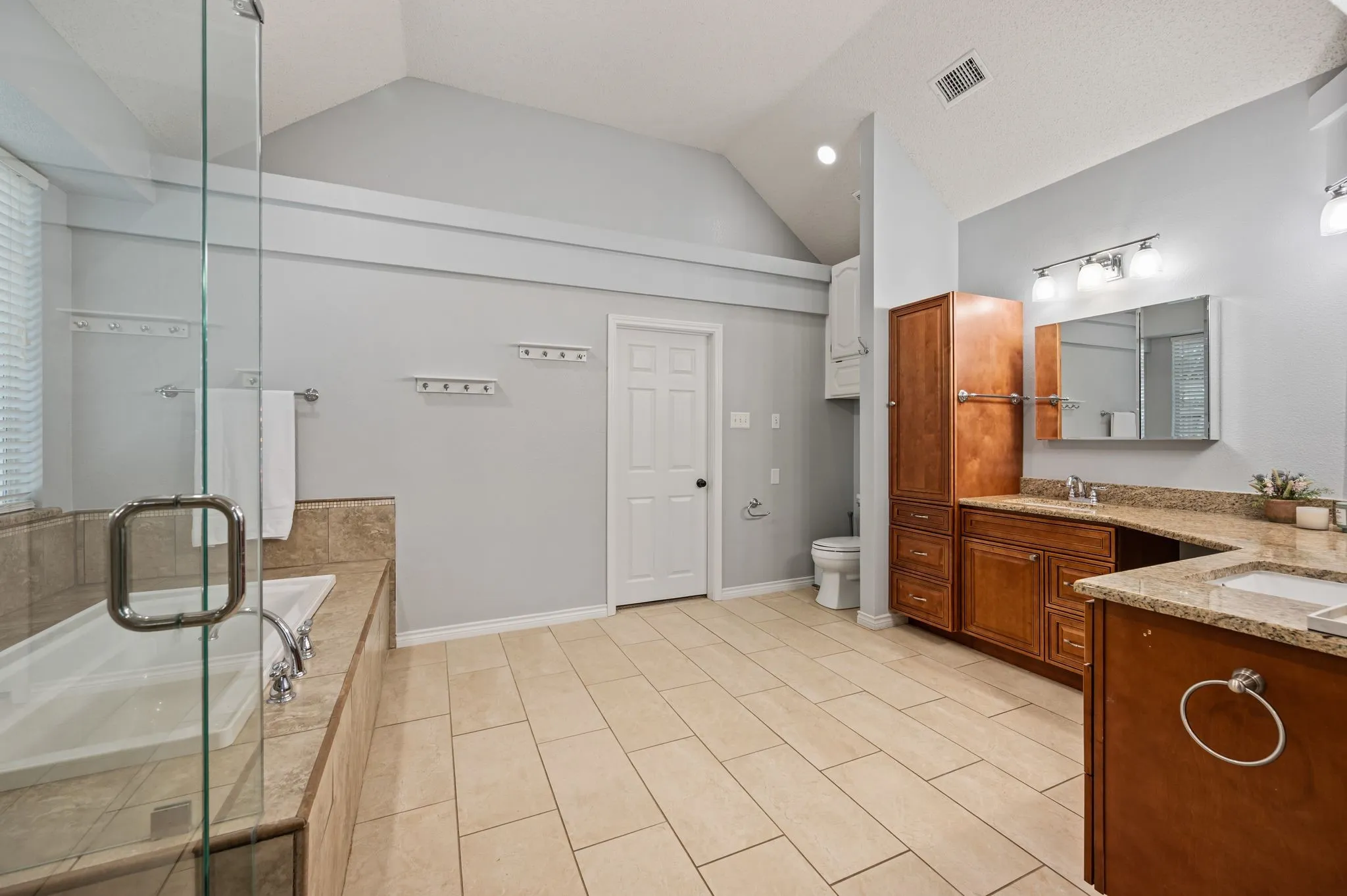 Single Family Residence For Sale in Denton County , 3312 Heather Glen Drive, Flower Mound, Texas 75028, 4 Bedroom, 2 Bathroom, 2 Garage spaces, 2,523 Sqft, built in 1988, mls#21321798, Real Estate Agent in Flower Mound, Homes For Sale in Denton county, Homes For Sale in Flower Mound, Realtor in Flower Mound Texas, Real Estate Brokerage Independent Realty Texas, Luminita Cordes Realtor