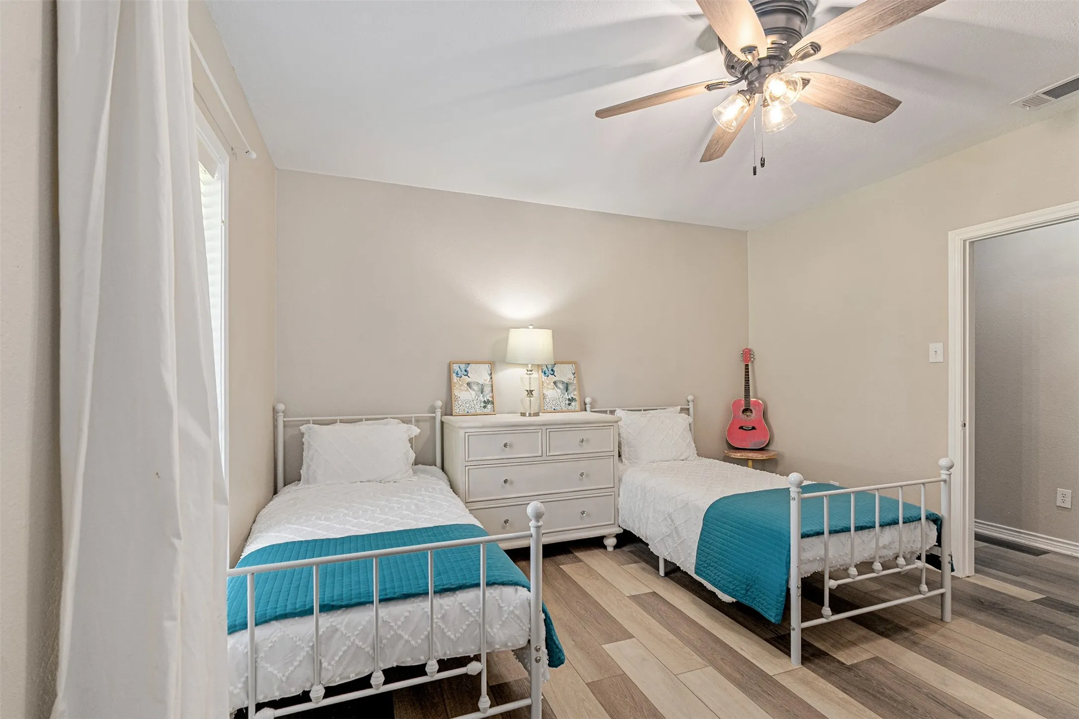 Large front bedroom for multiple beds or king
