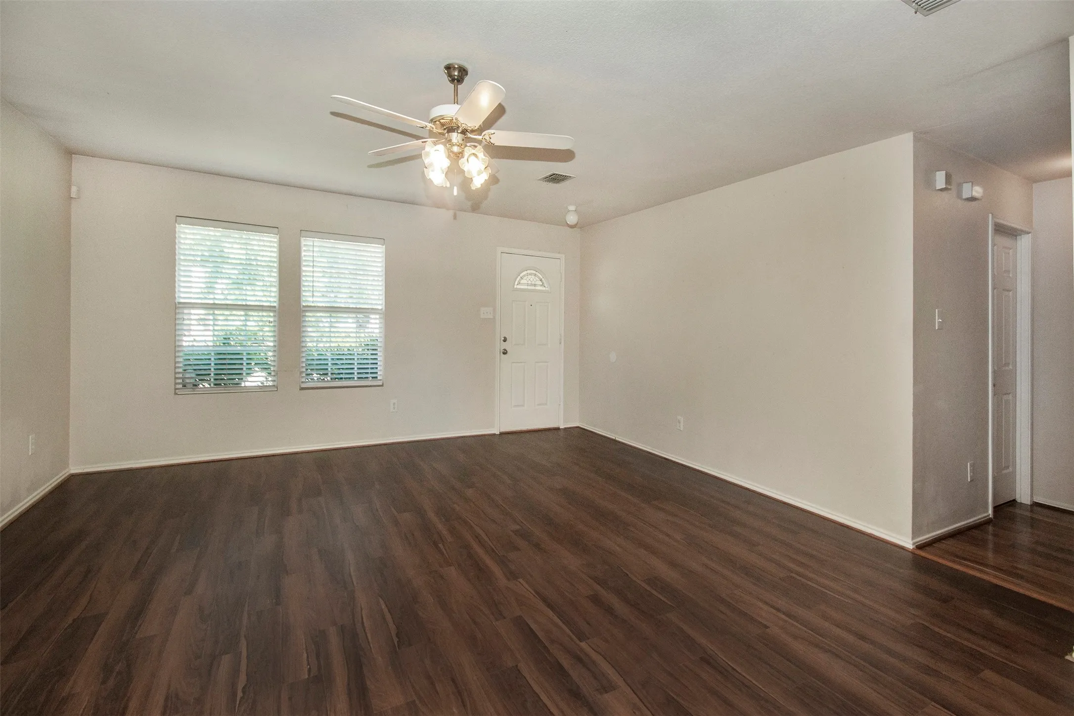 Single Family Residence For Rent in Denton County , 2812 Paddock Way, Denton, Texas 76210, 3 Bedroom, 2 Bathroom, 2 Garage spaces, 1,860 Sqft, built in 2006, mls#21321335, Real Estate Agent in Denton, Homes For Rent in Denton county, Homes For Rent in Denton, Realtor in Denton Texas, Real Estate Brokerage Independent Realty Texas, Luminita Cordes Realtor