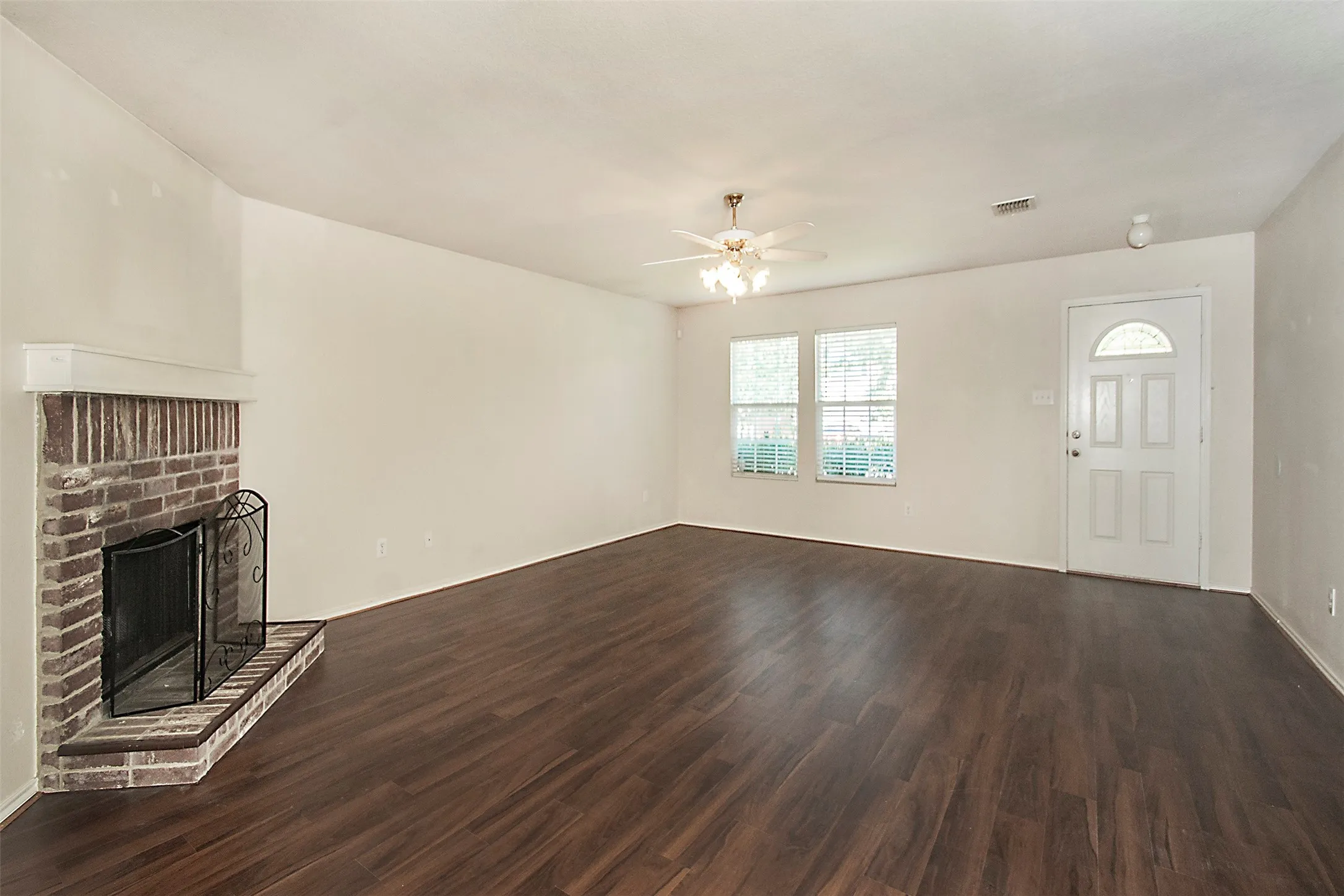 Single Family Residence For Rent in Denton County , 2812 Paddock Way, Denton, Texas 76210, 3 Bedroom, 2 Bathroom, 2 Garage spaces, 1,860 Sqft, built in 2006, mls#21321335, Real Estate Agent in Denton, Homes For Rent in Denton county, Homes For Rent in Denton, Realtor in Denton Texas, Real Estate Brokerage Independent Realty Texas, Luminita Cordes Realtor