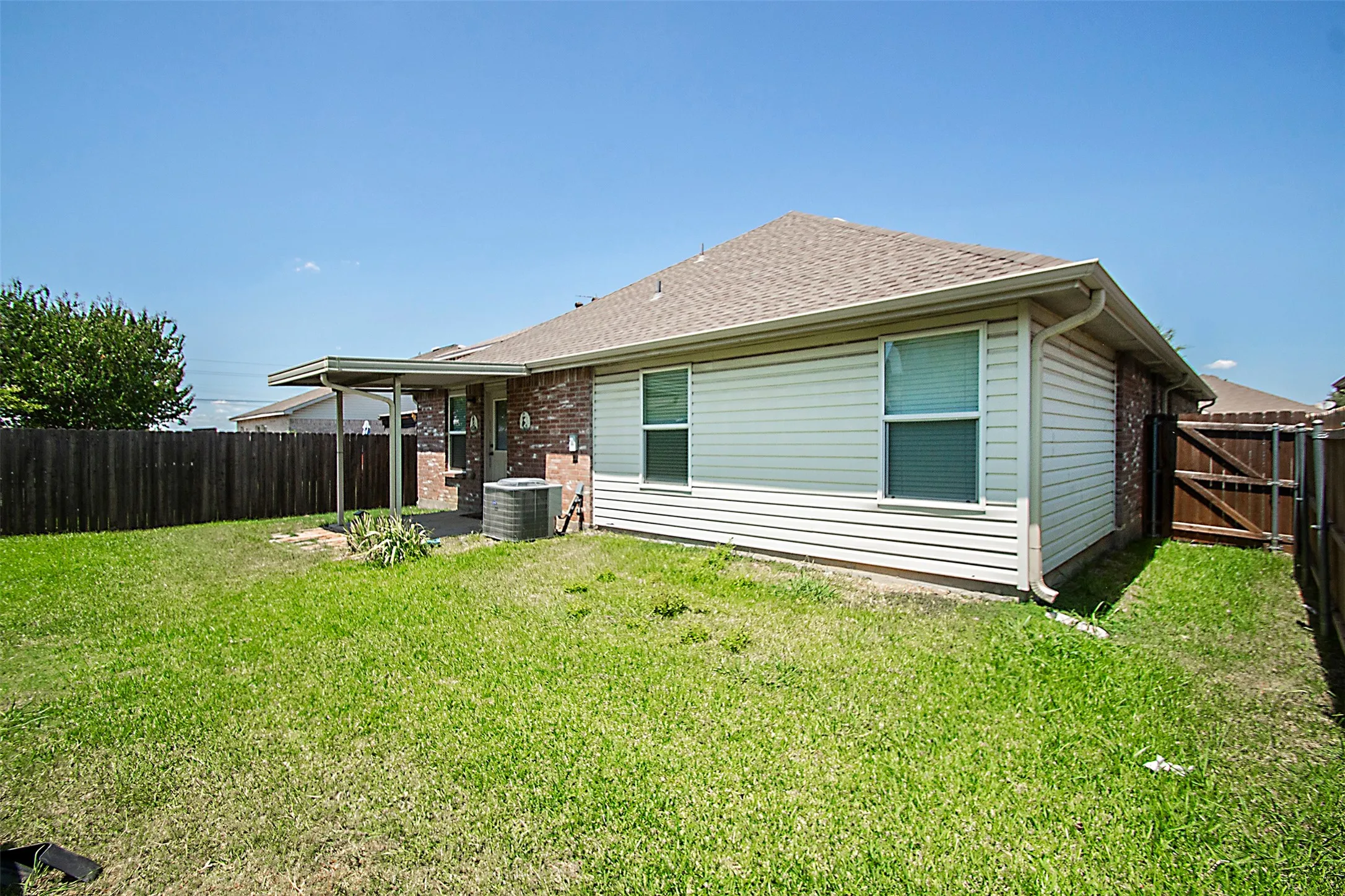 Single Family Residence For Rent in Denton County , 2812 Paddock Way, Denton, Texas 76210, 3 Bedroom, 2 Bathroom, 2 Garage spaces, 1,860 Sqft, built in 2006, mls#21321335, Real Estate Agent in Denton, Homes For Rent in Denton county, Homes For Rent in Denton, Realtor in Denton Texas, Real Estate Brokerage Independent Realty Texas, Luminita Cordes Realtor