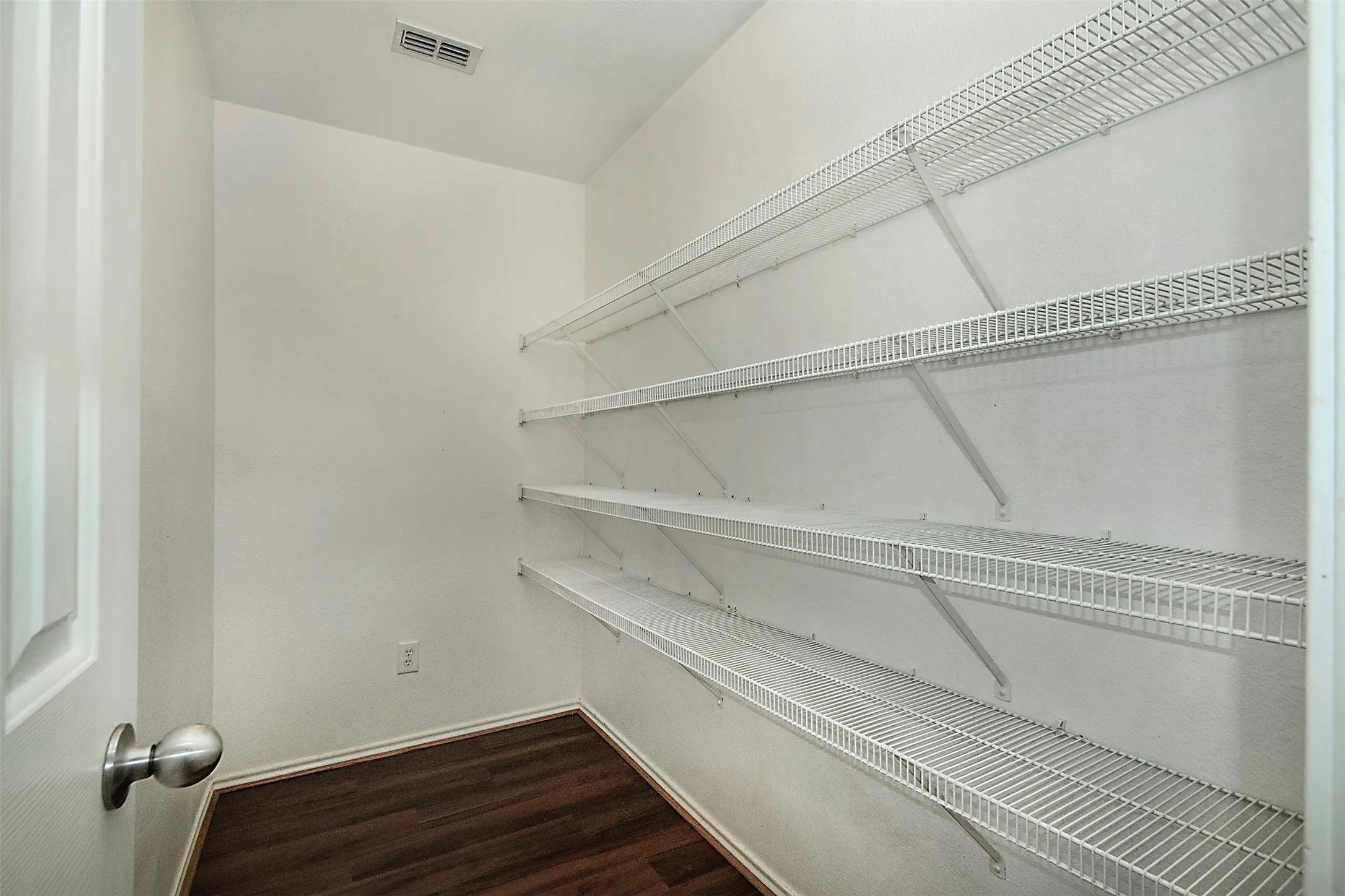 Single Family Residence For Rent in Denton County , 2812 Paddock Way, Denton, Texas 76210, 3 Bedroom, 2 Bathroom, 2 Garage spaces, 1,860 Sqft, built in 2006, mls#21321335, Real Estate Agent in Denton, Homes For Rent in Denton county, Homes For Rent in Denton, Realtor in Denton Texas, Real Estate Brokerage Independent Realty Texas, Luminita Cordes Realtor