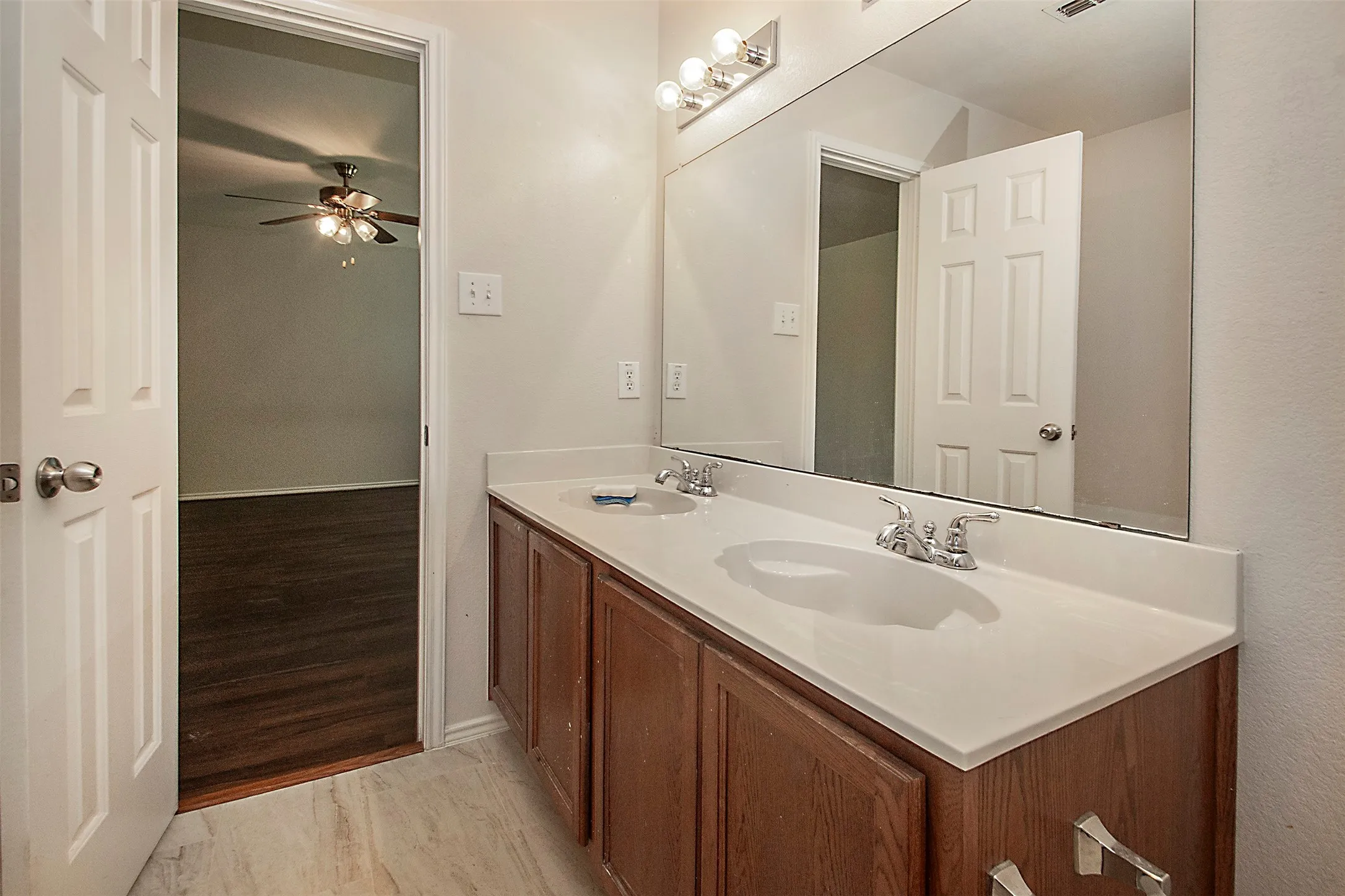 Single Family Residence For Rent in Denton County , 2812 Paddock Way, Denton, Texas 76210, 3 Bedroom, 2 Bathroom, 2 Garage spaces, 1,860 Sqft, built in 2006, mls#21321335, Real Estate Agent in Denton, Homes For Rent in Denton county, Homes For Rent in Denton, Realtor in Denton Texas, Real Estate Brokerage Independent Realty Texas, Luminita Cordes Realtor
