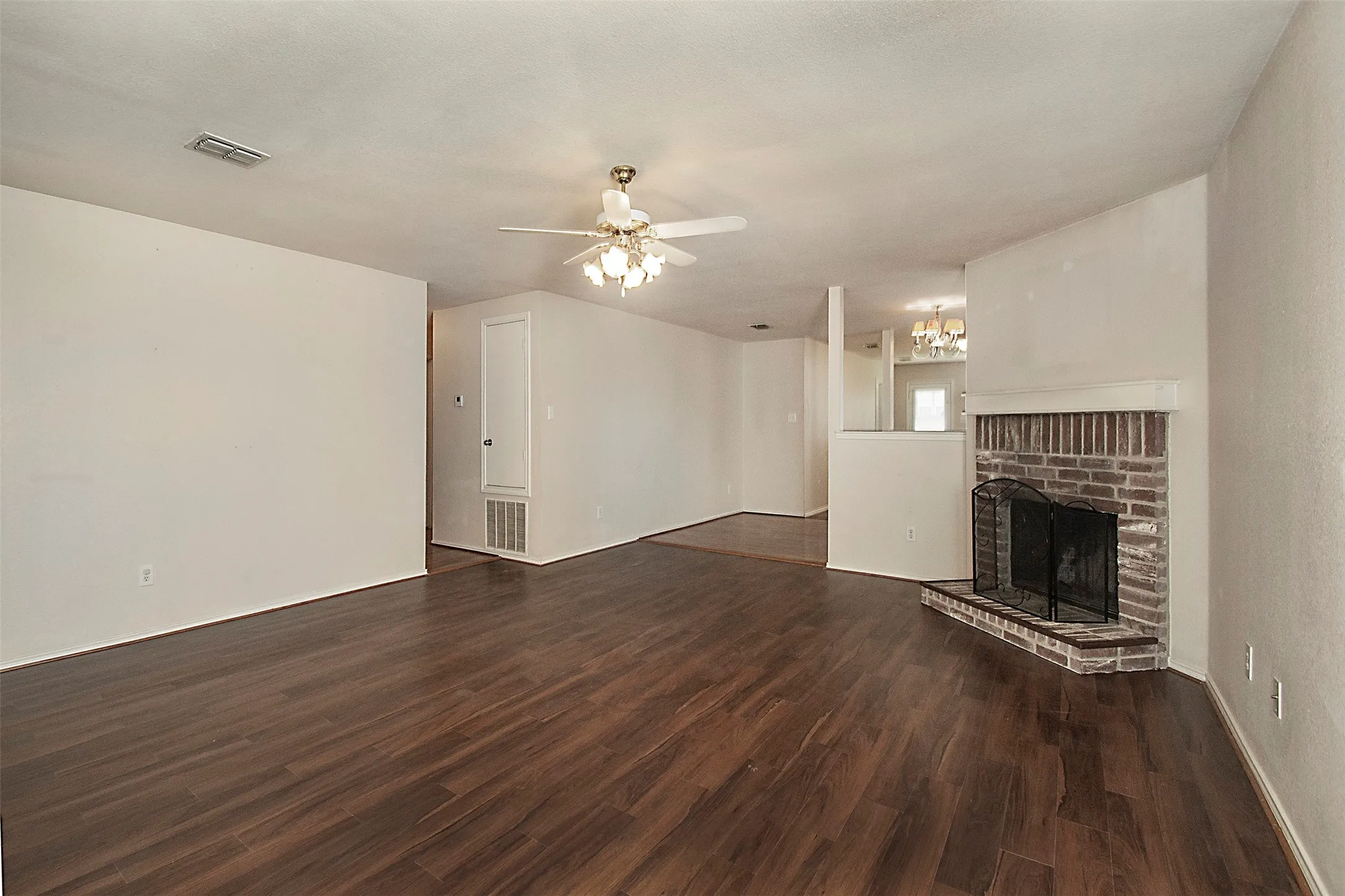 Single Family Residence For Rent in Denton County , 2812 Paddock Way, Denton, Texas 76210, 3 Bedroom, 2 Bathroom, 2 Garage spaces, 1,860 Sqft, built in 2006, mls#21321335, Real Estate Agent in Denton, Homes For Rent in Denton county, Homes For Rent in Denton, Realtor in Denton Texas, Real Estate Brokerage Independent Realty Texas, Luminita Cordes Realtor