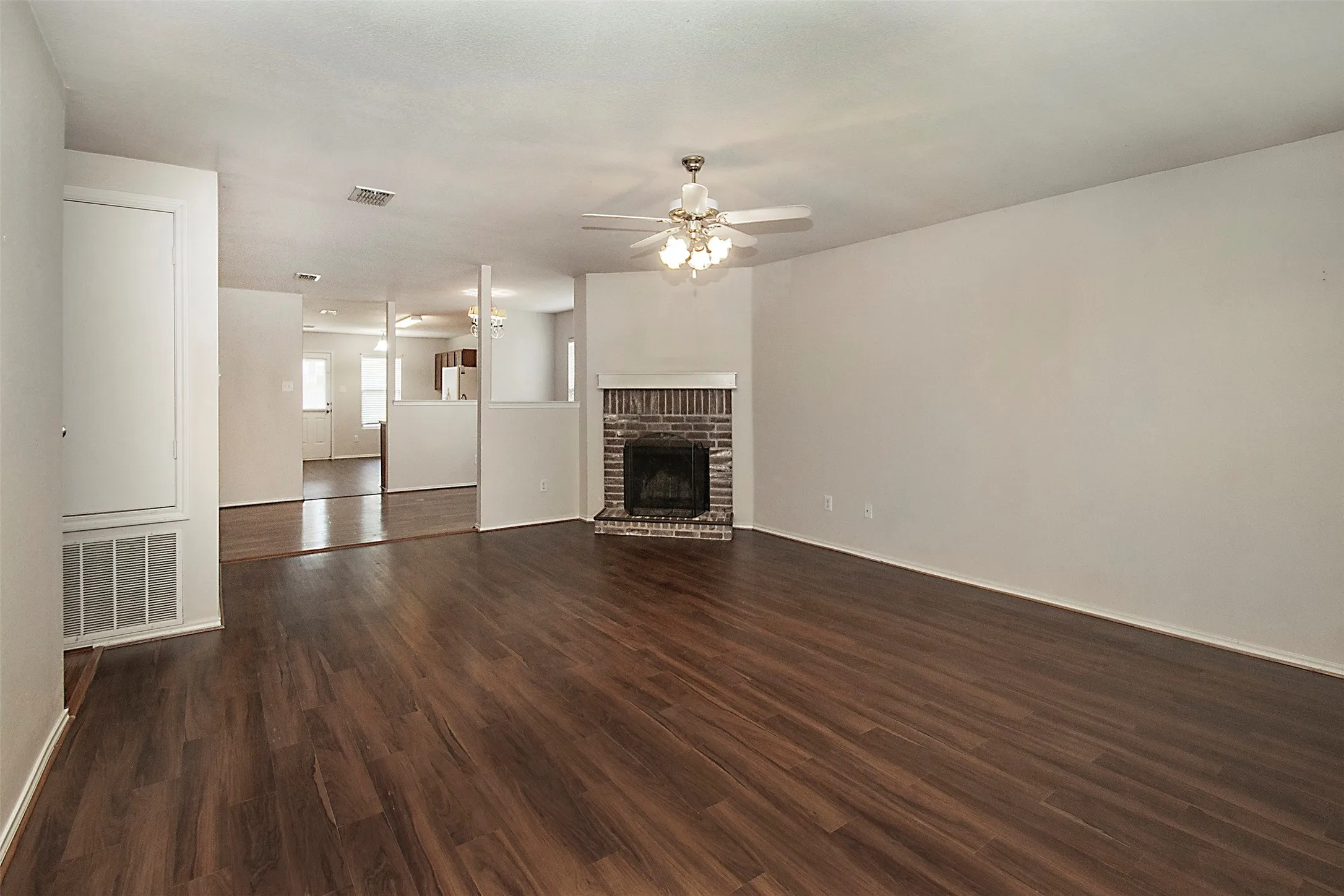 Single Family Residence For Rent in Denton County , 2812 Paddock Way, Denton, Texas 76210, 3 Bedroom, 2 Bathroom, 2 Garage spaces, 1,860 Sqft, built in 2006, mls#21321335, Real Estate Agent in Denton, Homes For Rent in Denton county, Homes For Rent in Denton, Realtor in Denton Texas, Real Estate Brokerage Independent Realty Texas, Luminita Cordes Realtor